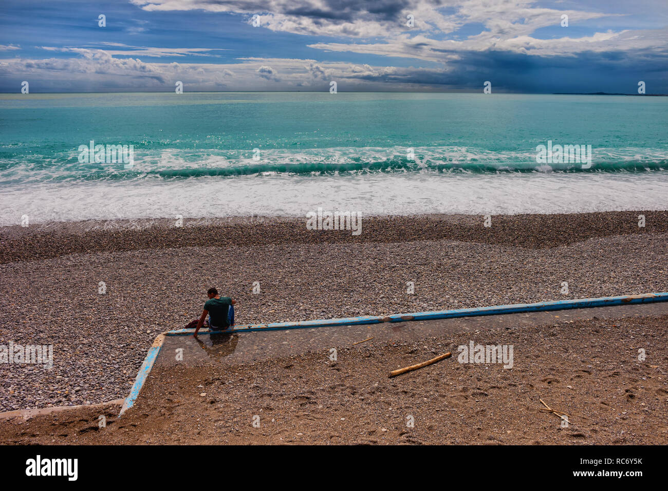 Singolo uomo sulla Riviera Francese spiaggia nella città di Nizza in Francia Foto Stock
