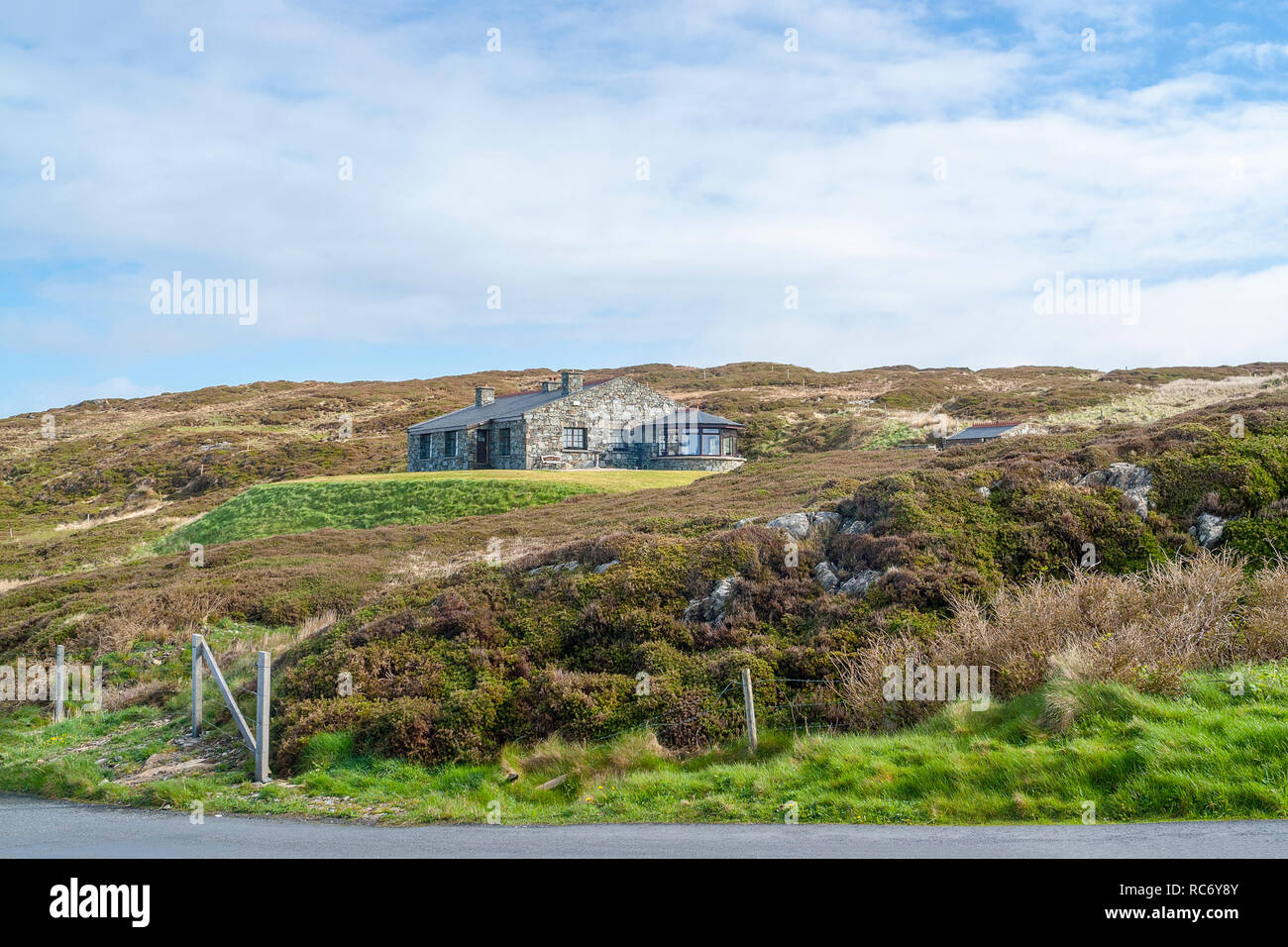 Idilliaco paesaggio costiero compreso una casa attorno a Sky Road in Connemara, una regione in Irlanda occidentale Foto Stock