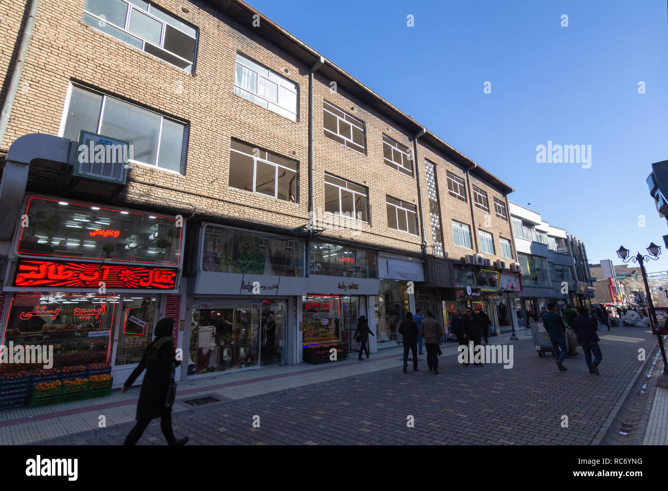 Cobblestone pavement, Khayyam street, la pavimentazione negozi, West Azerbaijan provincia, Urmia, Iran Foto Stock