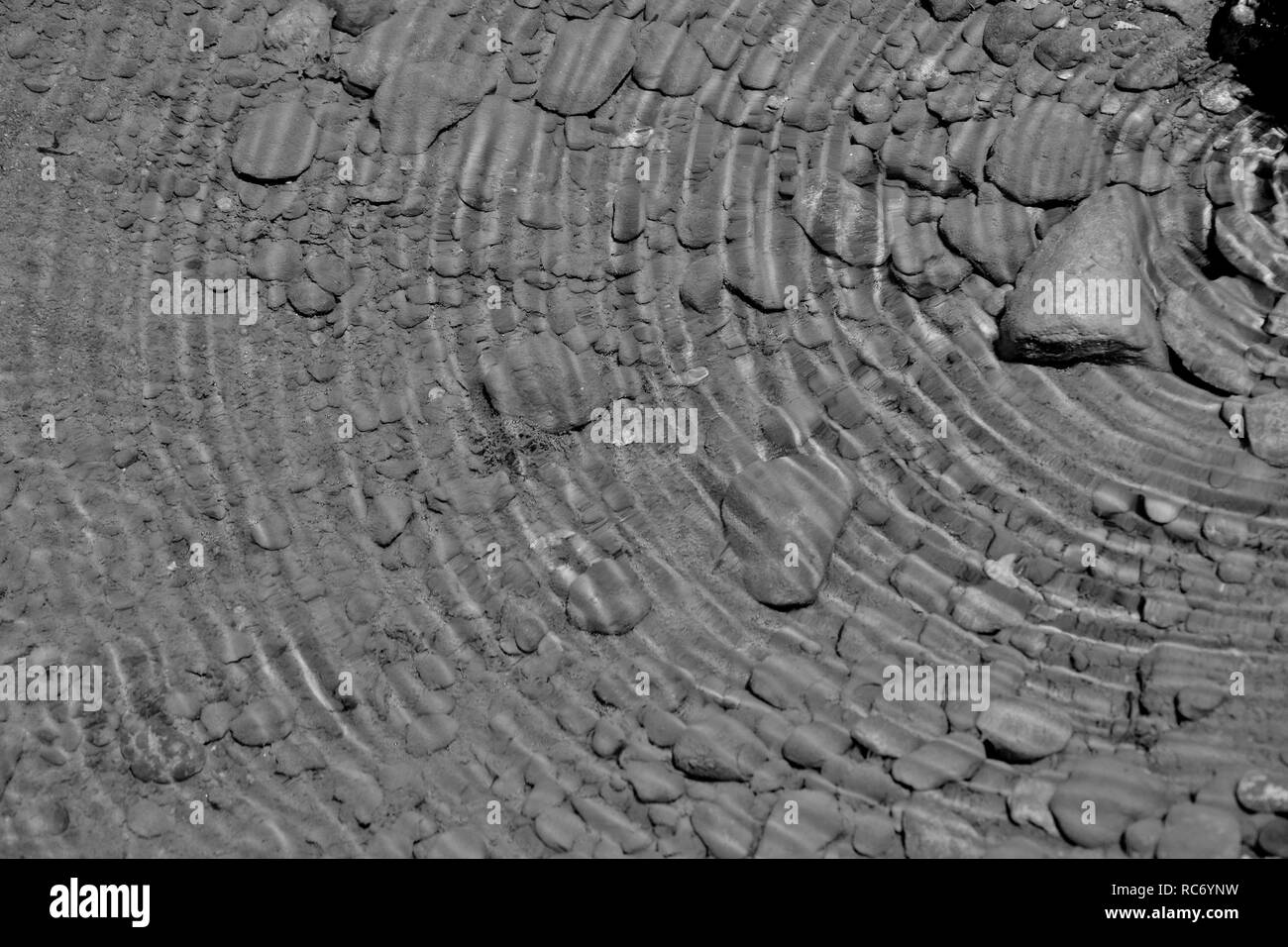Scena tranquilla, cerchi simmetrici e onde sulla superficie dell'acqua dopo lo splash, vicino a Mahuli Sangam, Satara, Maharashtra, India Foto Stock