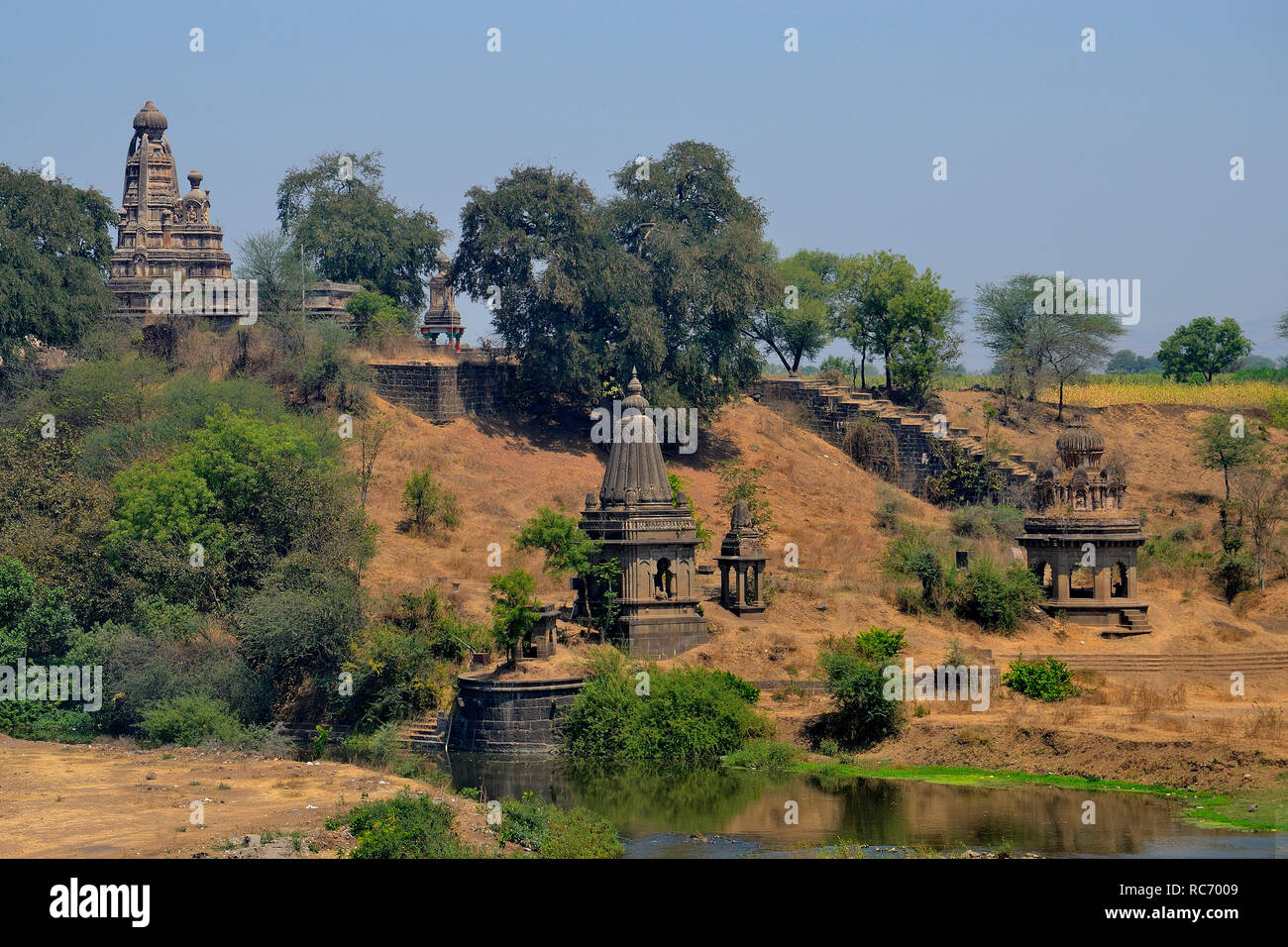 Piccoli vecchi templi vicino al tempio Dakshin Kashi Shiv, Mahuli Sangam, Satara, Maharashtra, India Foto Stock