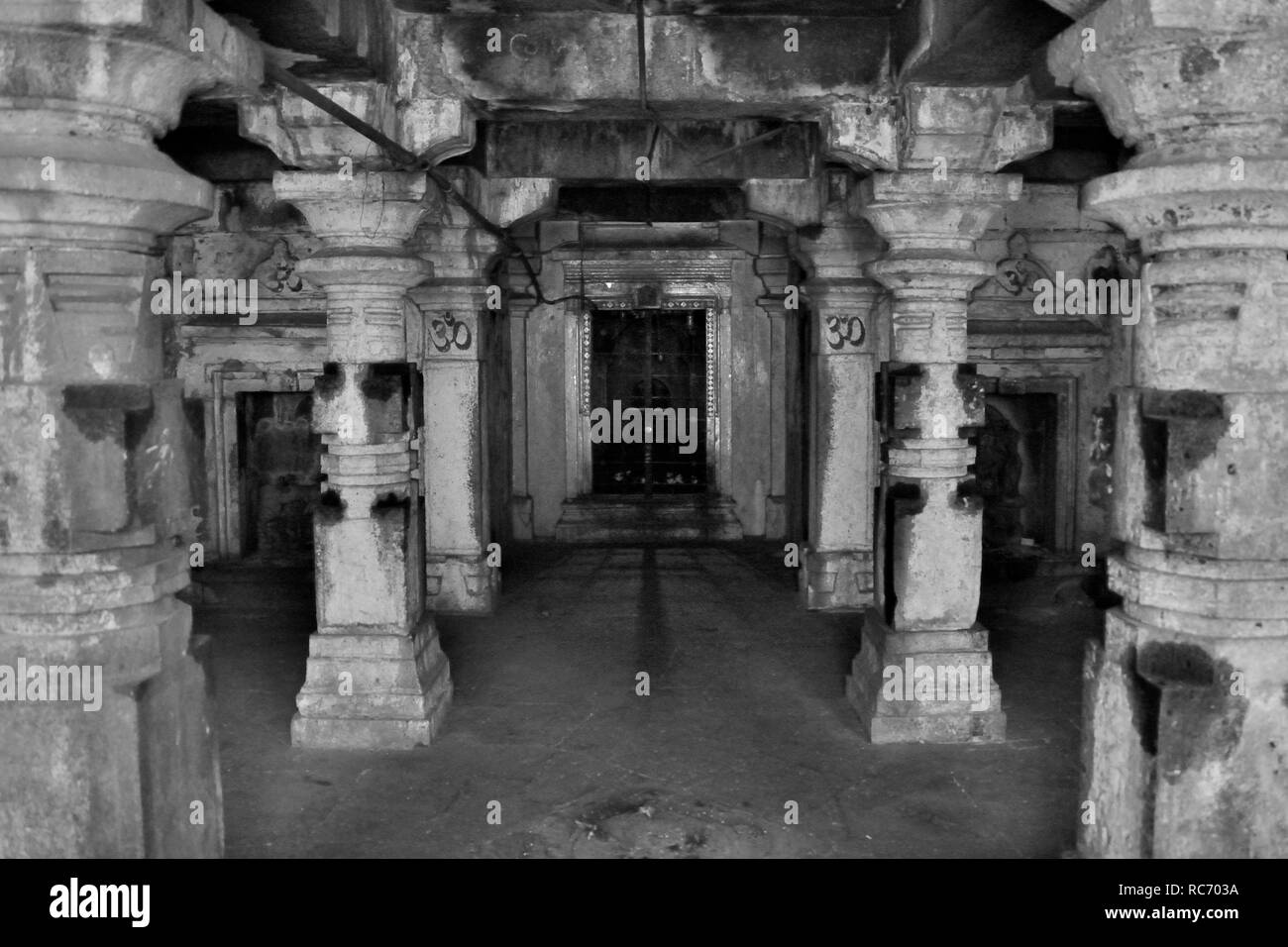 Colonne scolpite dentro il tempio di Shiva, Pateshwar, Satara district, Maharashtra, India Foto Stock