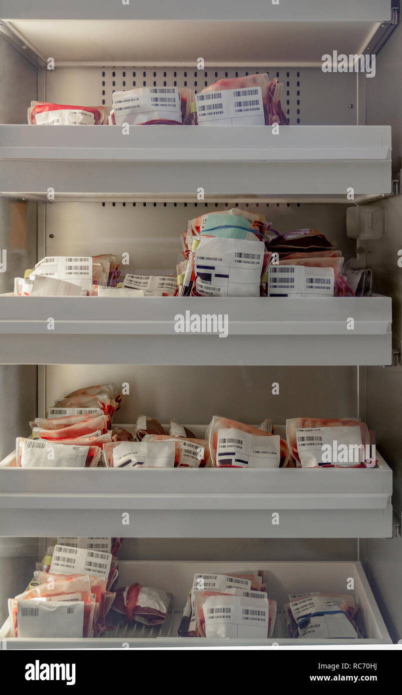 Dettaglio colpo di una banca del sangue con vari tipi di sangue Foto Stock