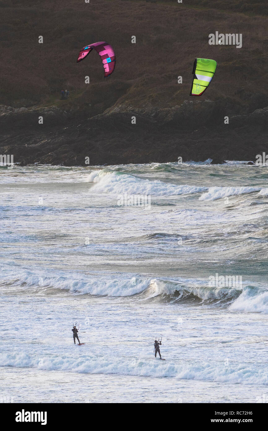 Kiteboarders kitesurf nel mare agitato a Crantock Bach in Newquay Cornwall. Foto Stock