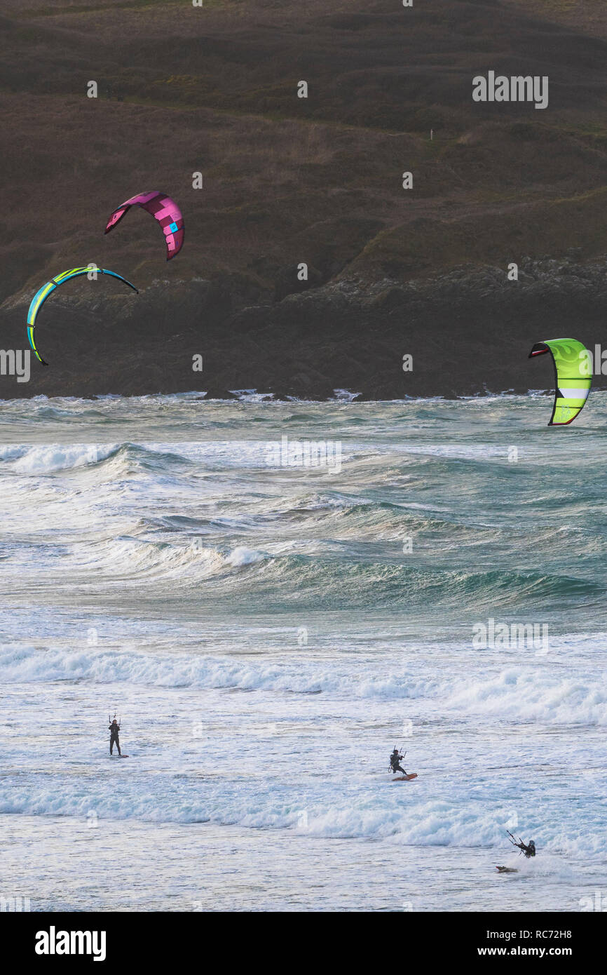 Kiteboarders kitesurf nel mare agitato a Crantock Bach in Newquay Cornwall. Foto Stock