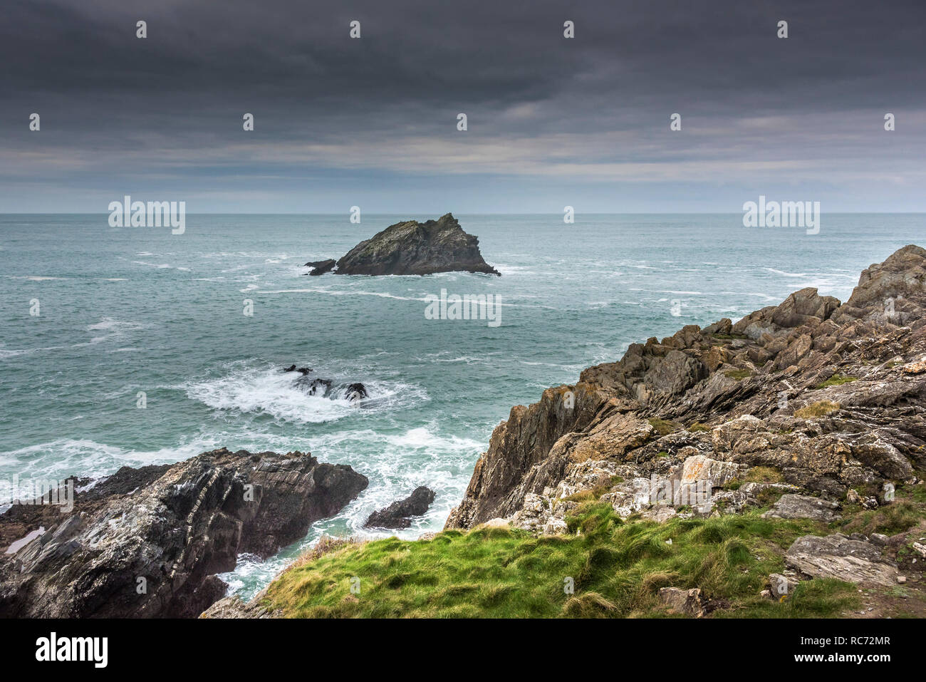 L'Oca un piccolo sperone isola disabitata off Pentire punto est sulla North Cornwall coast. Foto Stock