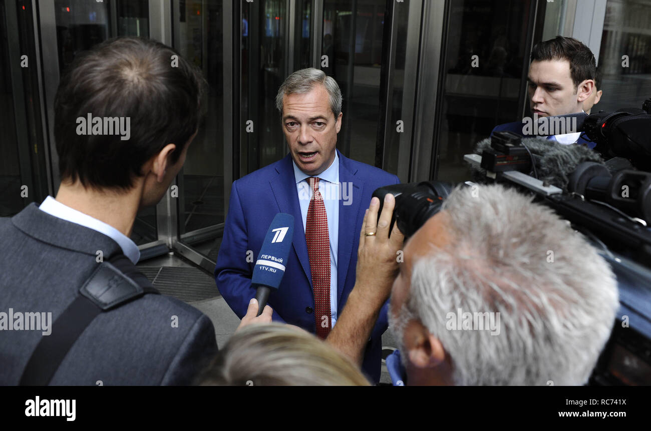 Il Primo Ministro David Cameron e leader dell'UKIP Nigel Farage appaiono sul Andrew Marr Show alla BBC Broadcasting House di Londra dotata: Nigel Farage dove: Londra, Regno Unito quando: 12 giu 2016 Credit: Steve Finn/WENN Foto Stock