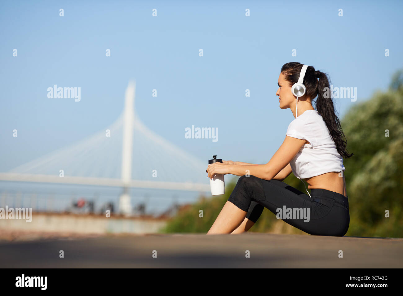 Contenuto donna rilassante dopo il corso di formazione Foto Stock