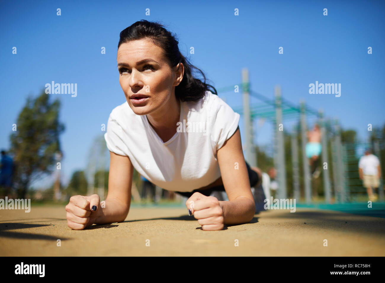 Athletic donna concentrata su esercizio Foto Stock