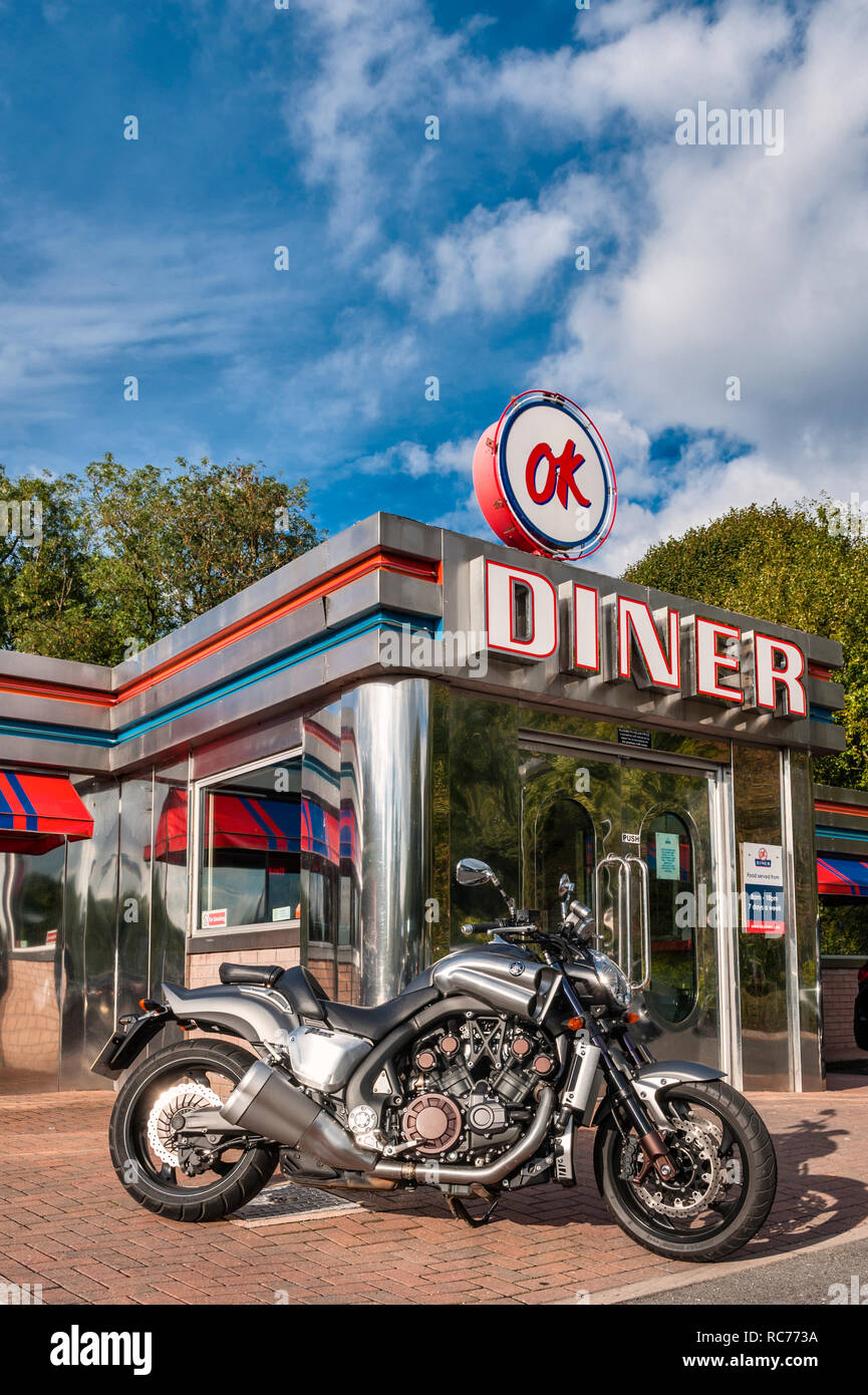 Leominster, Herefordshire, UK. Una Yamaha VMAX motociclo al di fuori degli anni cinquanta a tema Americano OK Diner sulla principale A49 road Foto Stock