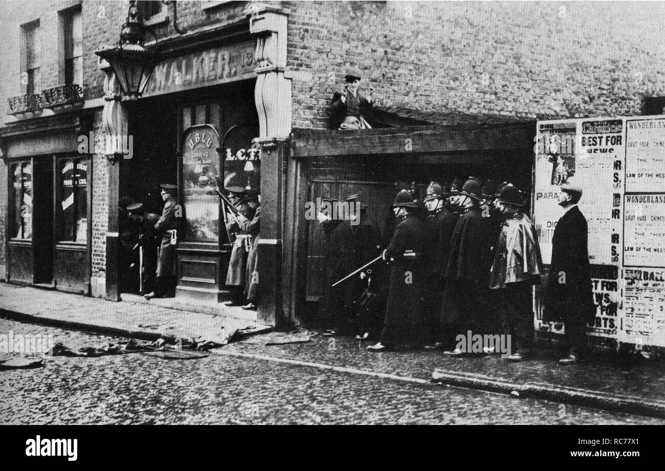 Battaglia di Sidney Street,Churchill in top hat con il segretario Eddie Marsh, osservare come le guardie scozzesi fuoco di ritorno con due ladri armati. .3 Jan 1911 Foto Stock
