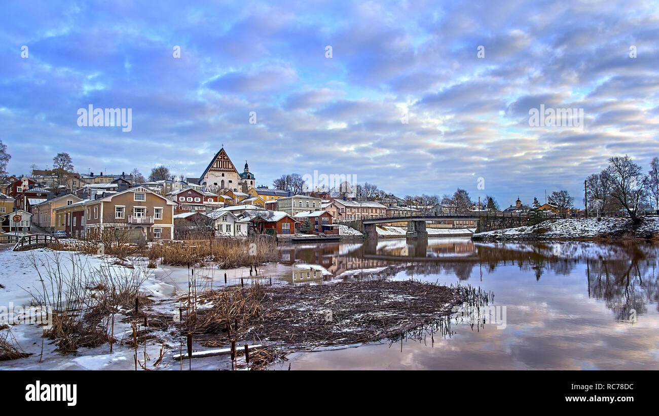 Vecchio e storico Porvoo, Finlandia con case di legno e pietra medievali e mattone Porvoo Cattedrale al blue ora sunrise. Foto Stock