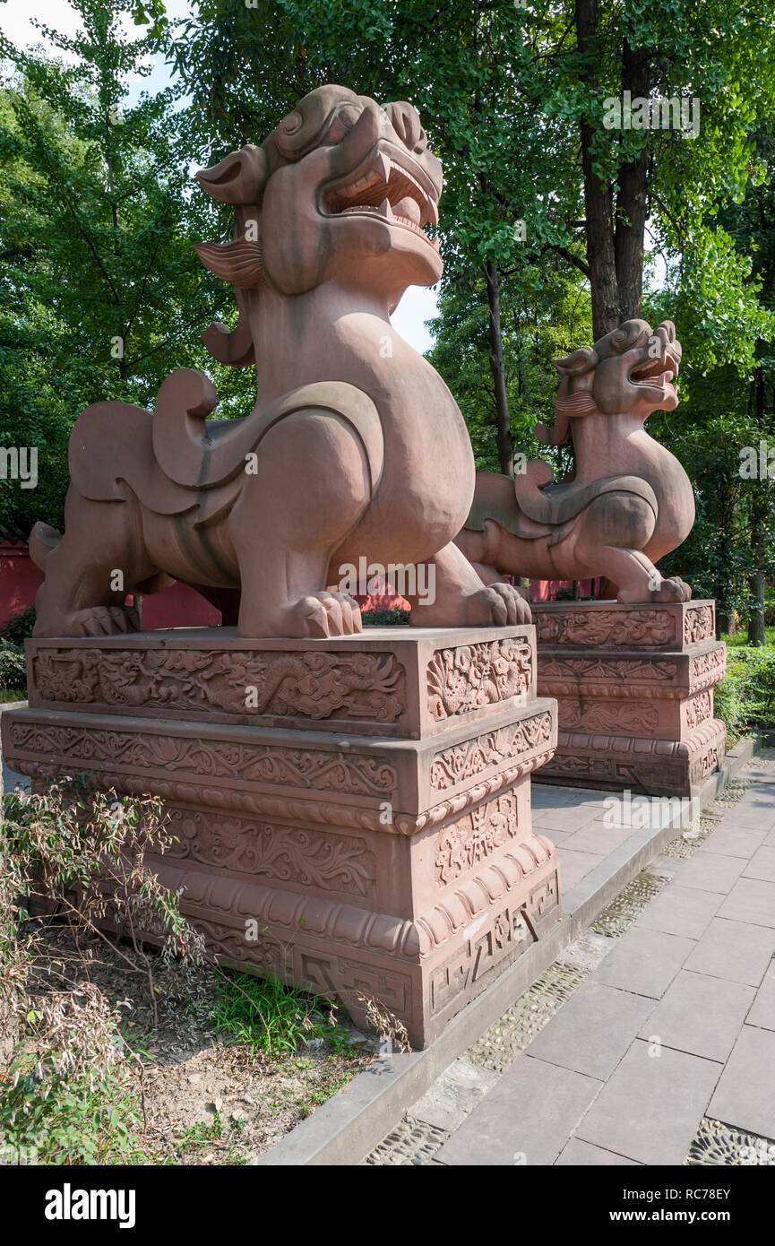 Due grandi lion statue di pietra di un tempio buddista, Chengdu Cina Foto Stock