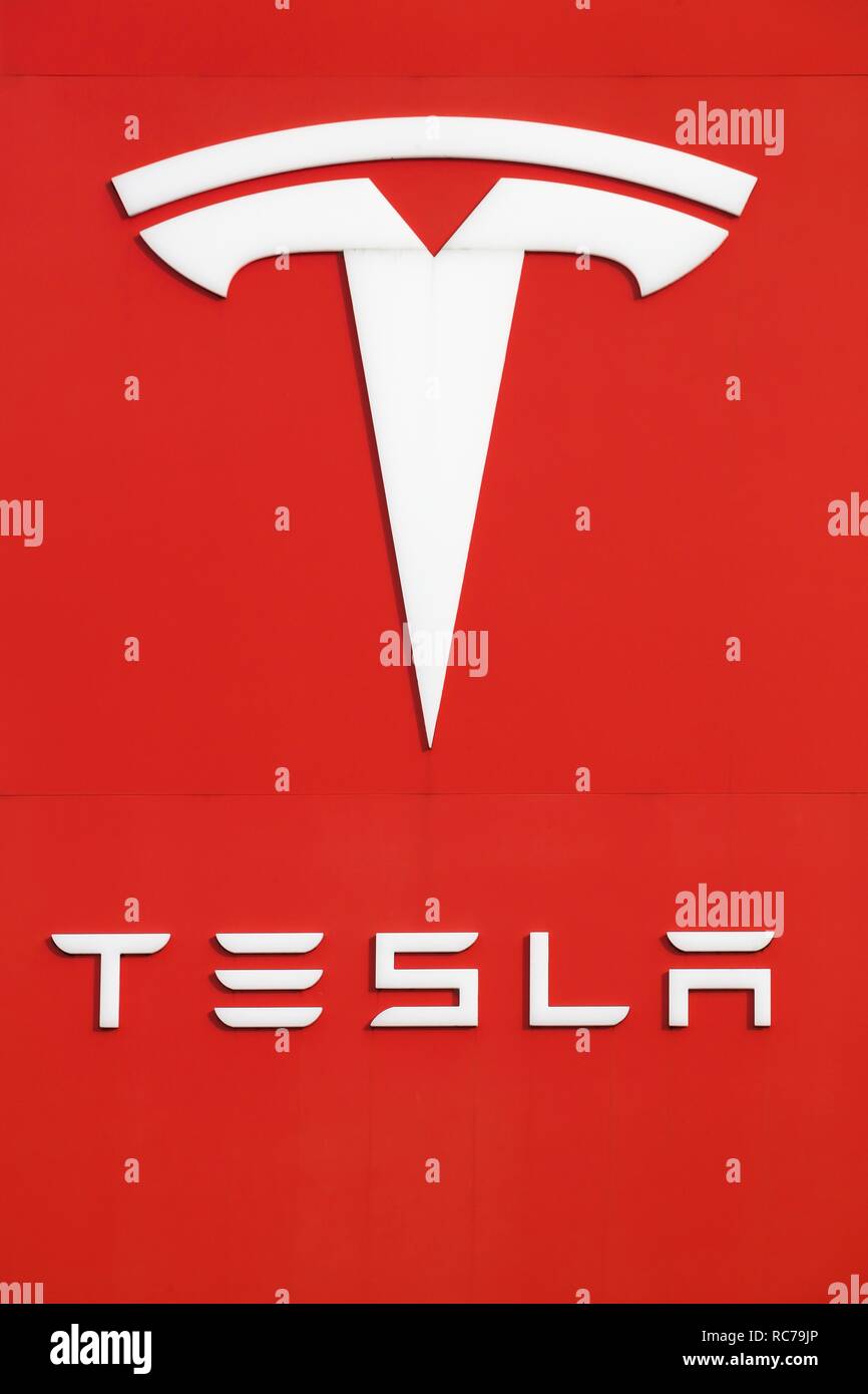 Tilst, Danimarca - 7 Ottobre 2018: Tesla logo su una parete. Tesla è un American automotive e energia società di storage Foto Stock