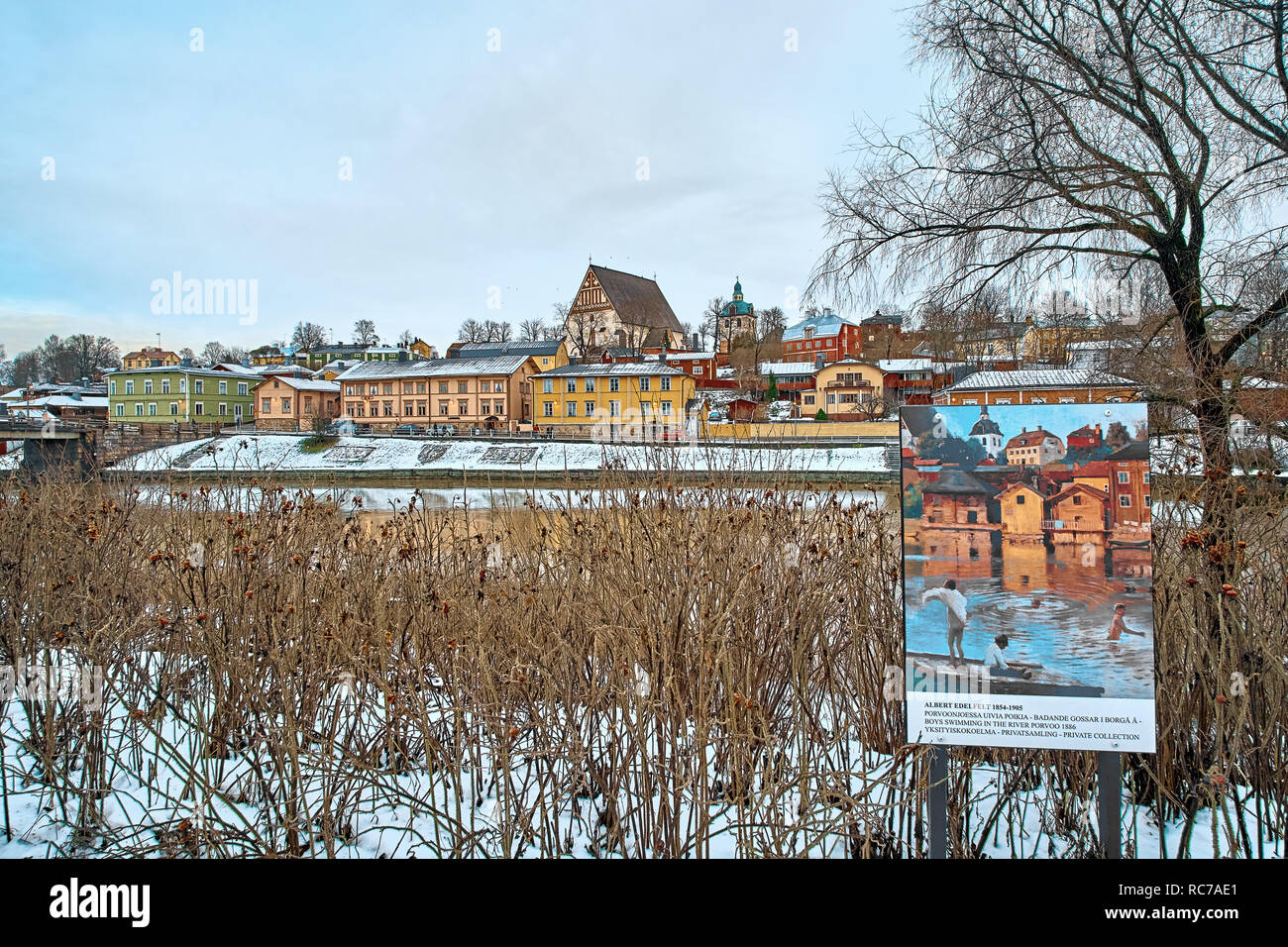 Porvoo, Finlandia - 25 dicembre 2018: vecchio e storico Porvoo, Finlandia con case di legno e pietra medievali e mattone Porvoo Cattedrale al blue ora sunris Foto Stock