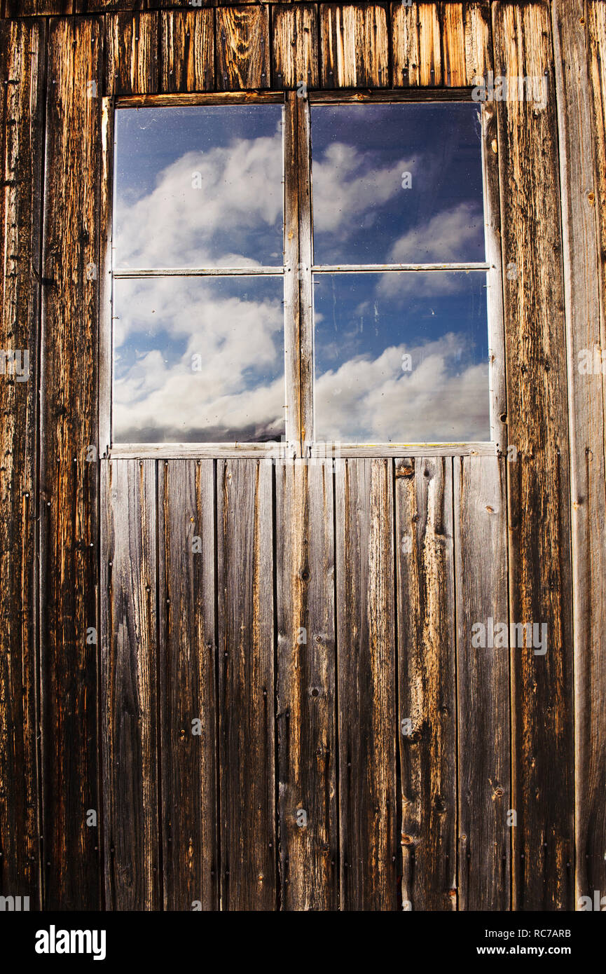 Le nuvole riflettono nella finestra Foto Stock