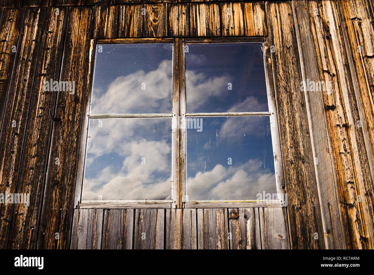 Le nuvole riflettono nella finestra Foto Stock