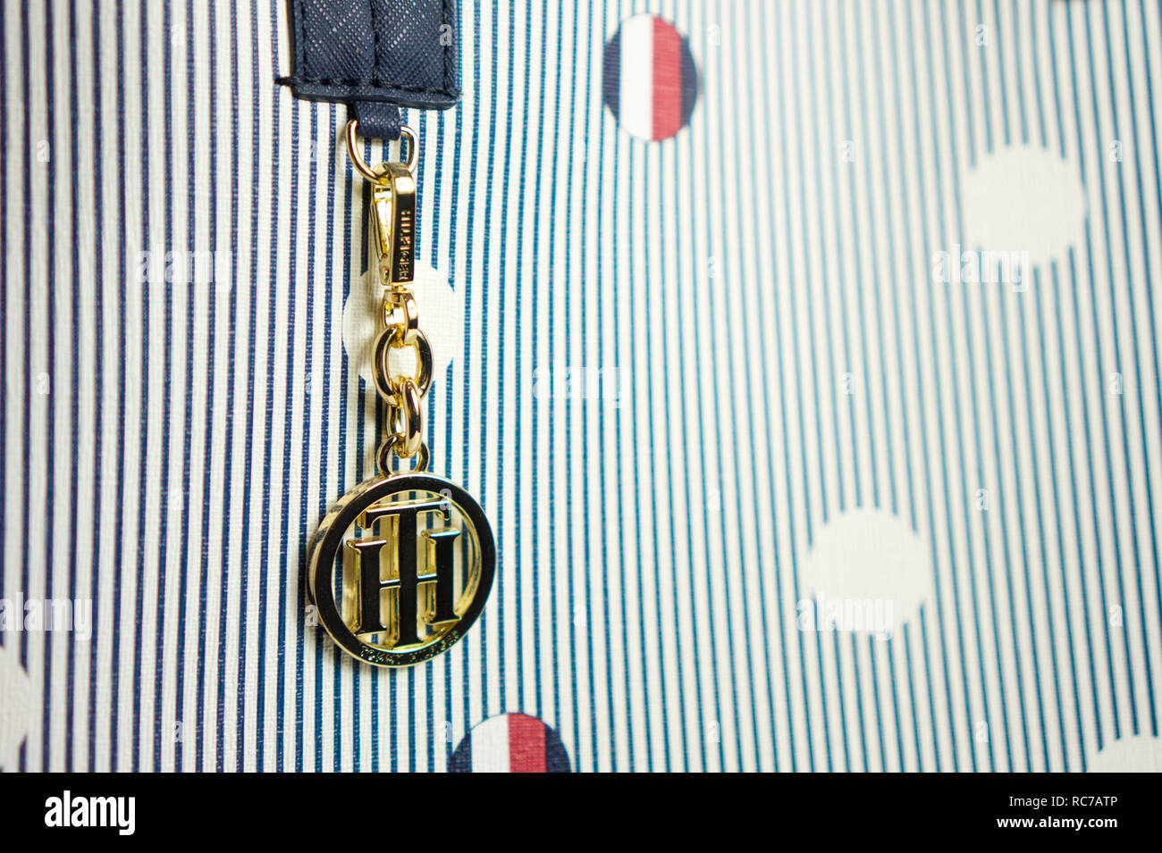 Tanakajd, Ungheria - 01. 13. 2019: vicino la foto di un sacchetto con Tommy Hilfiger appendiabiti decorazioni e colori Foto Stock