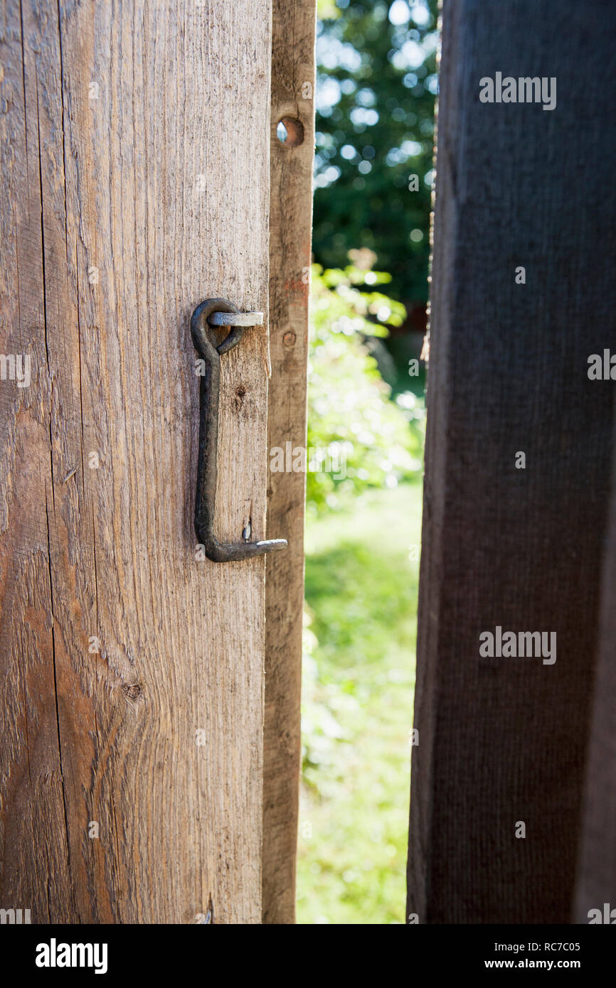 Aprire la porta di legno con gancio Foto Stock