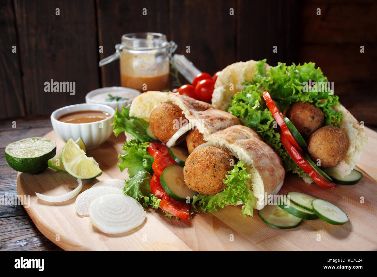 Falafel e verdure fresche in pane pita Foto Stock
