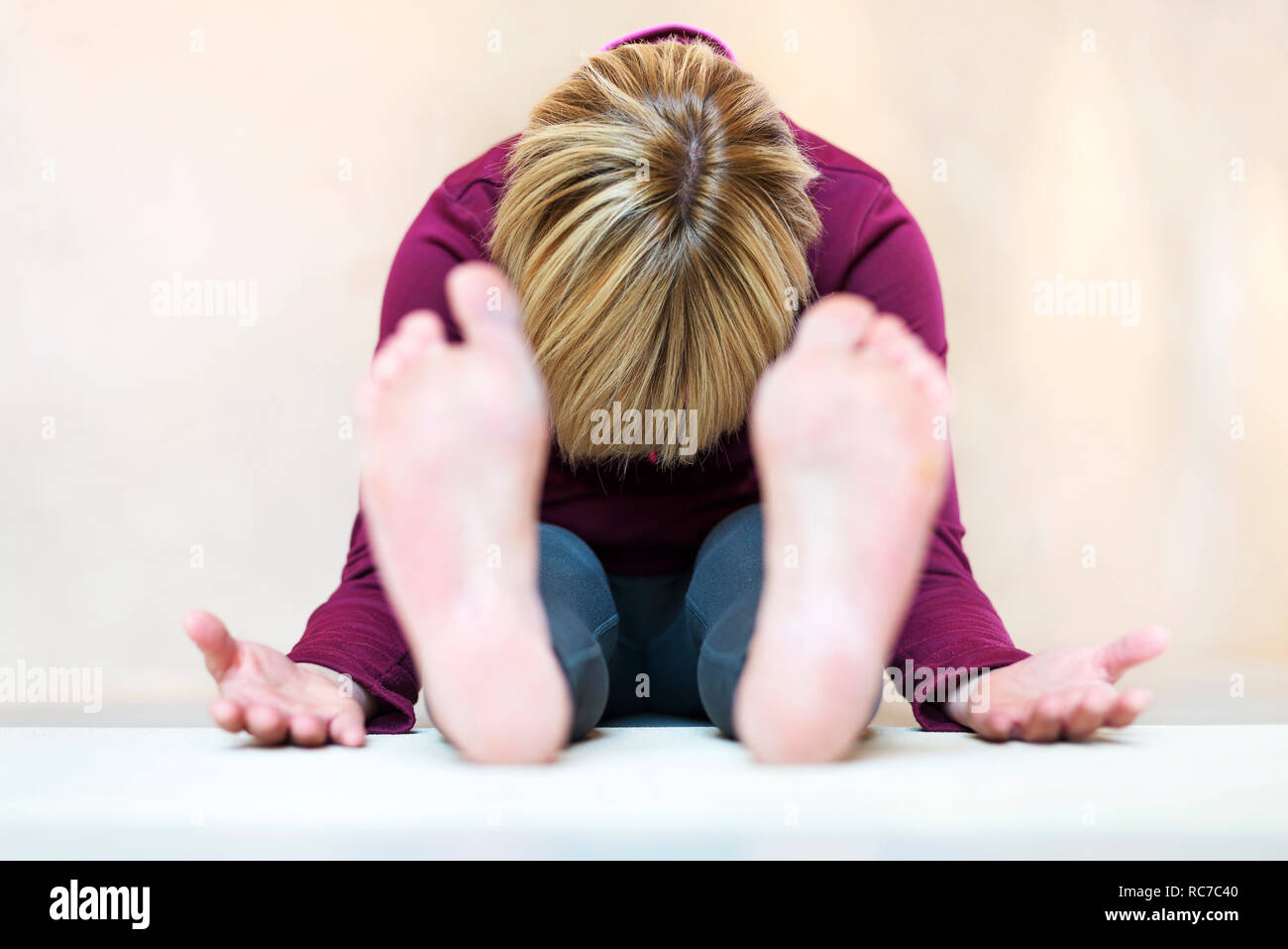 Giovane donna stretching Foto Stock