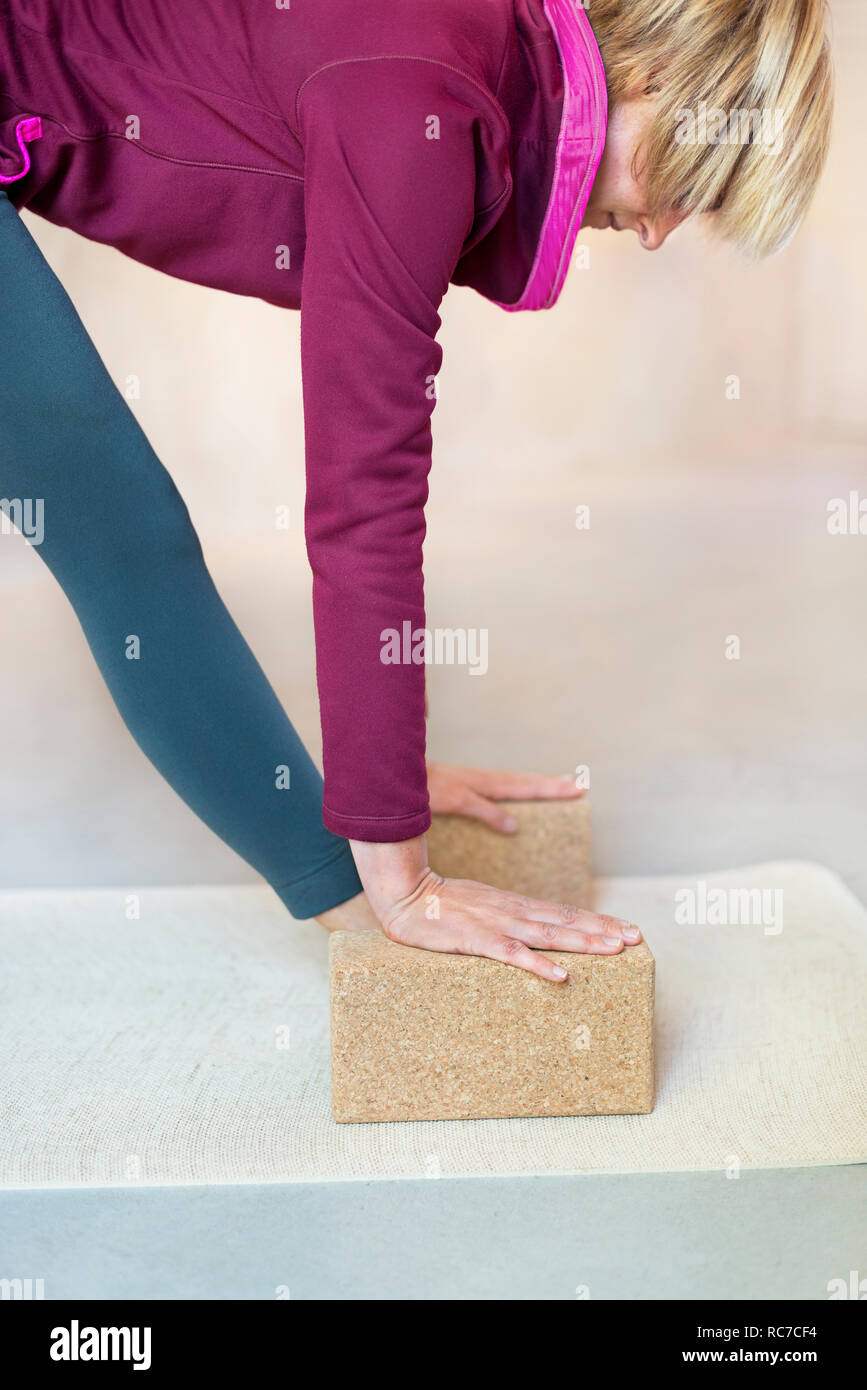 Giovane donna stretching Foto Stock