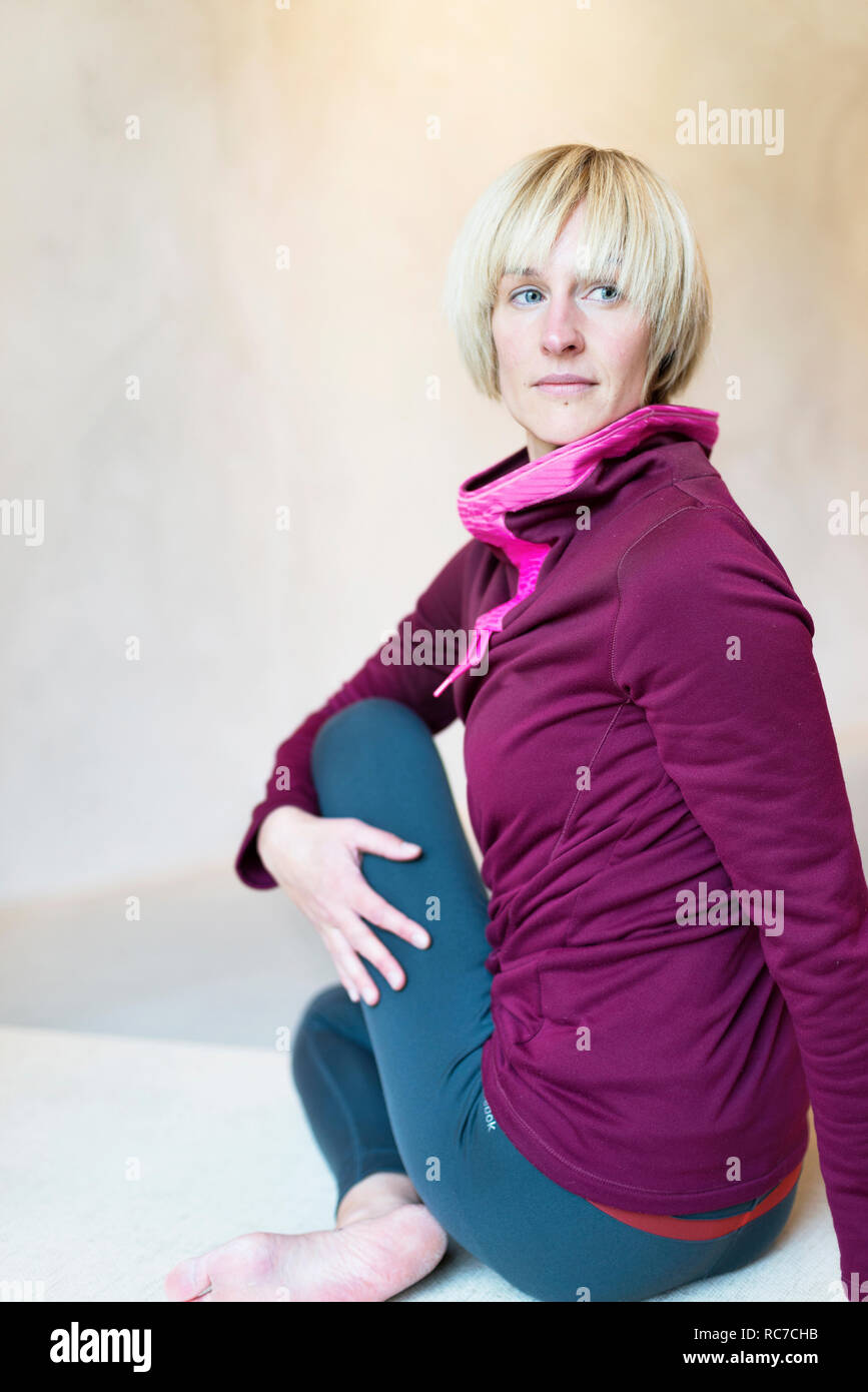 Giovane donna stretching Foto Stock