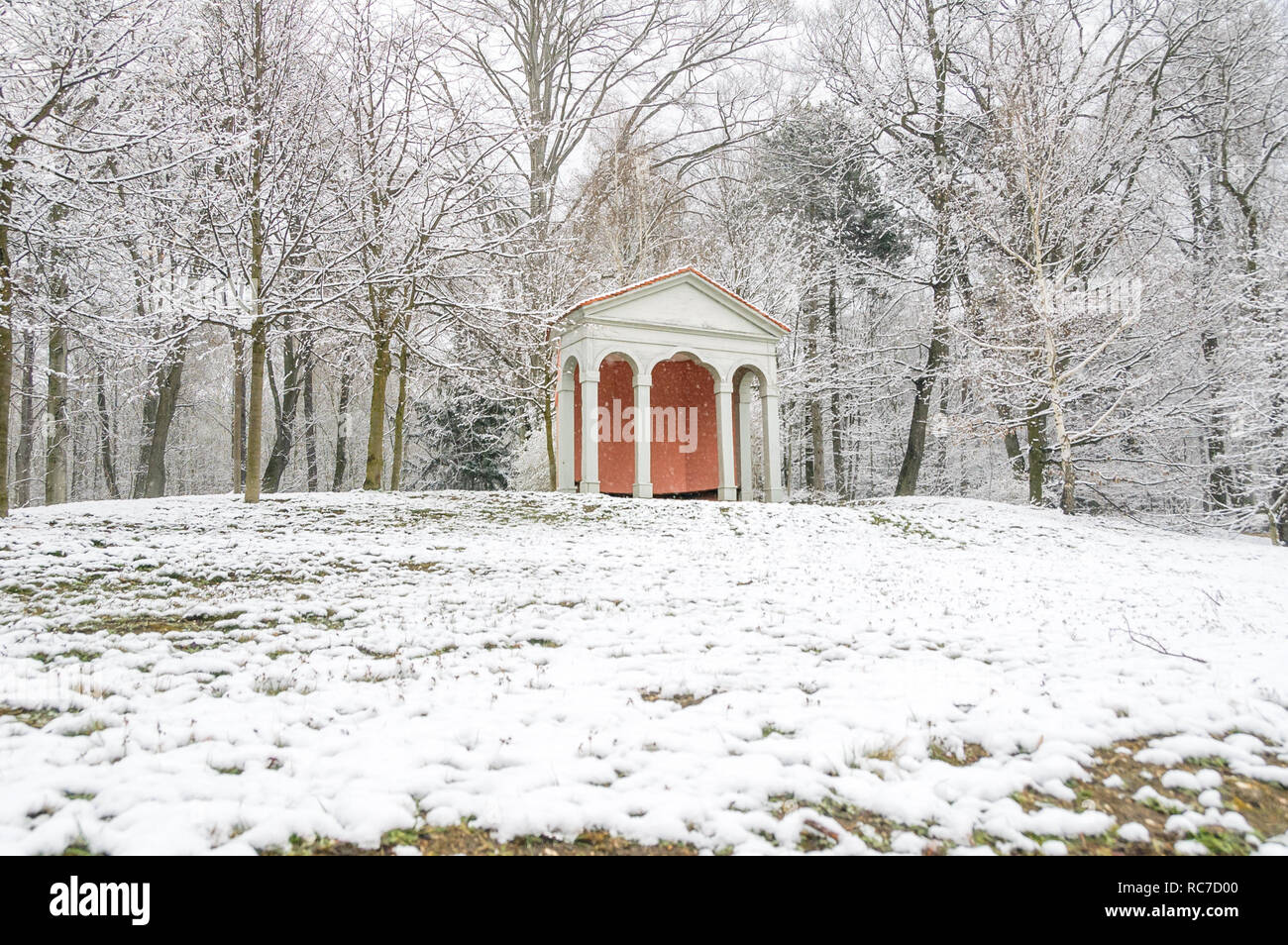 MACHERN, Germania - 23 marzo, 2008: Il giardino paesaggistico con l'Agnes Tempel in Machern vicino a Leipzig coperto con un nuovo strato di neve sulla Pasqua su Foto Stock