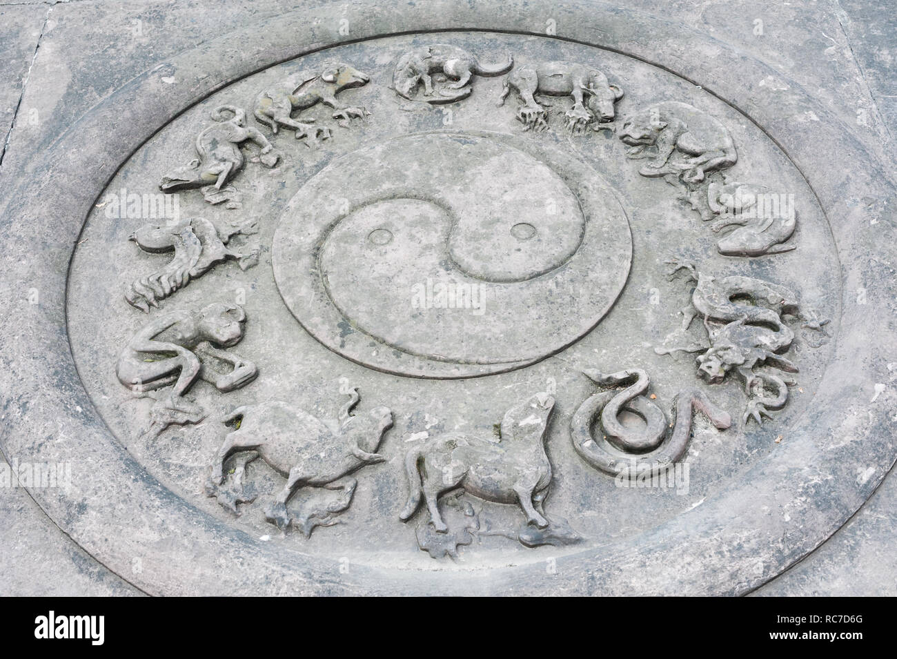 Bas-Relief con simbolo YinYang e dodici animali del cinese cinese zodiac a Chengdu Cina Foto Stock