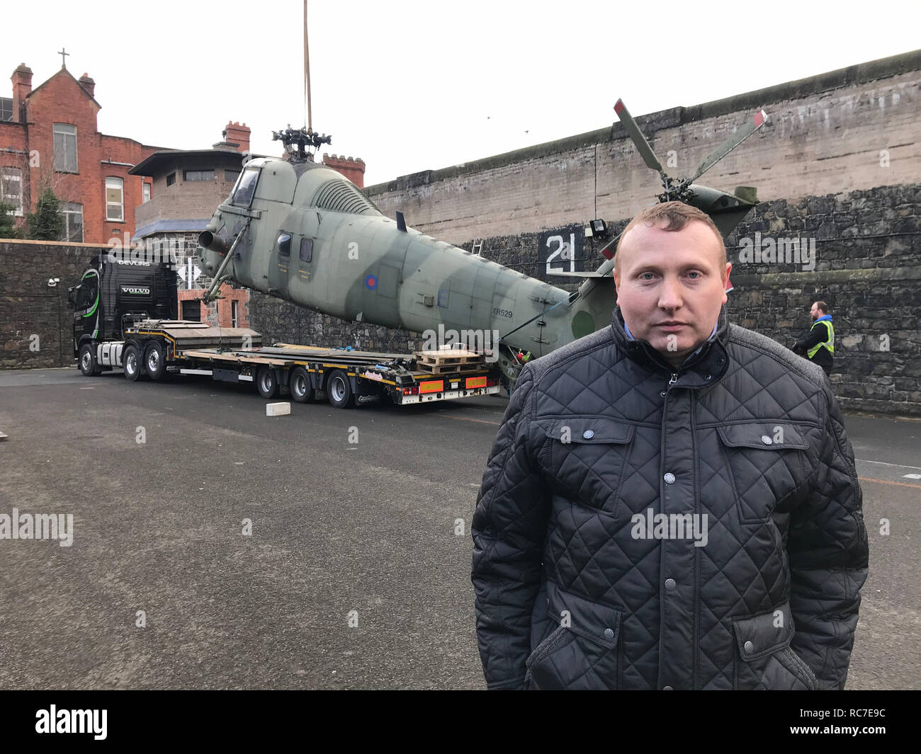 Crumlin carcere visitatore direttore di attrazione Phelim Devlin supervisiona la consegna di uno di in Irlanda del Nord la ultima Wessex elicotteri dove sarà presto in esposizione permanente. Foto Stock