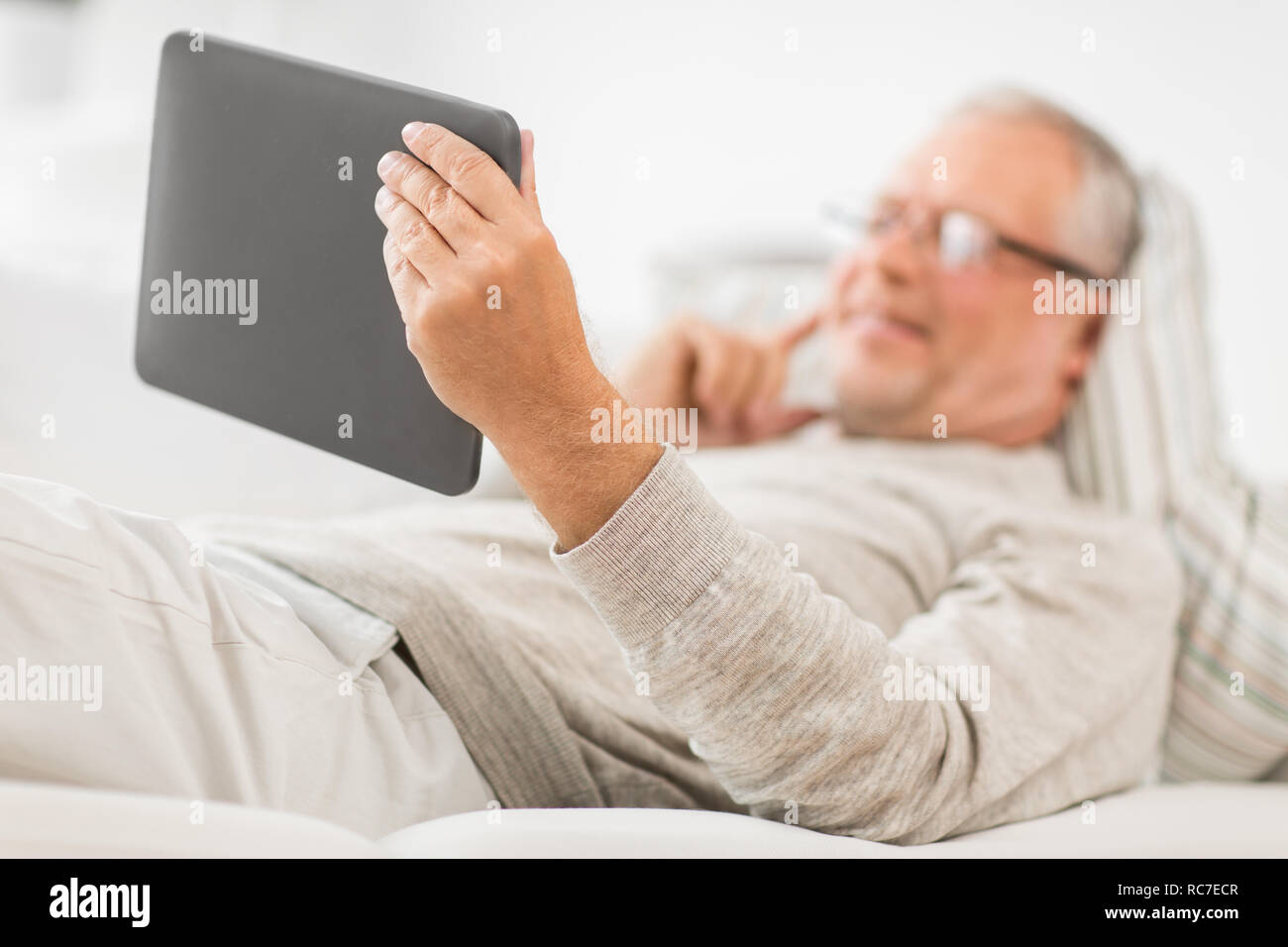 Ravvicinata di un uomo anziano con computer tablet Foto Stock