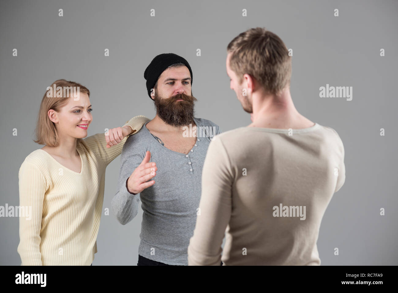 Ciao amico. Un circolo di amici. Gli amici lo scambio di saluti. Paio di barbuto l uomo e la donna incontro il loro miglior amico. Fiducia e gradimento. Relazioni di amicizia. Gruppo di persone. Amicizia giorno Foto Stock