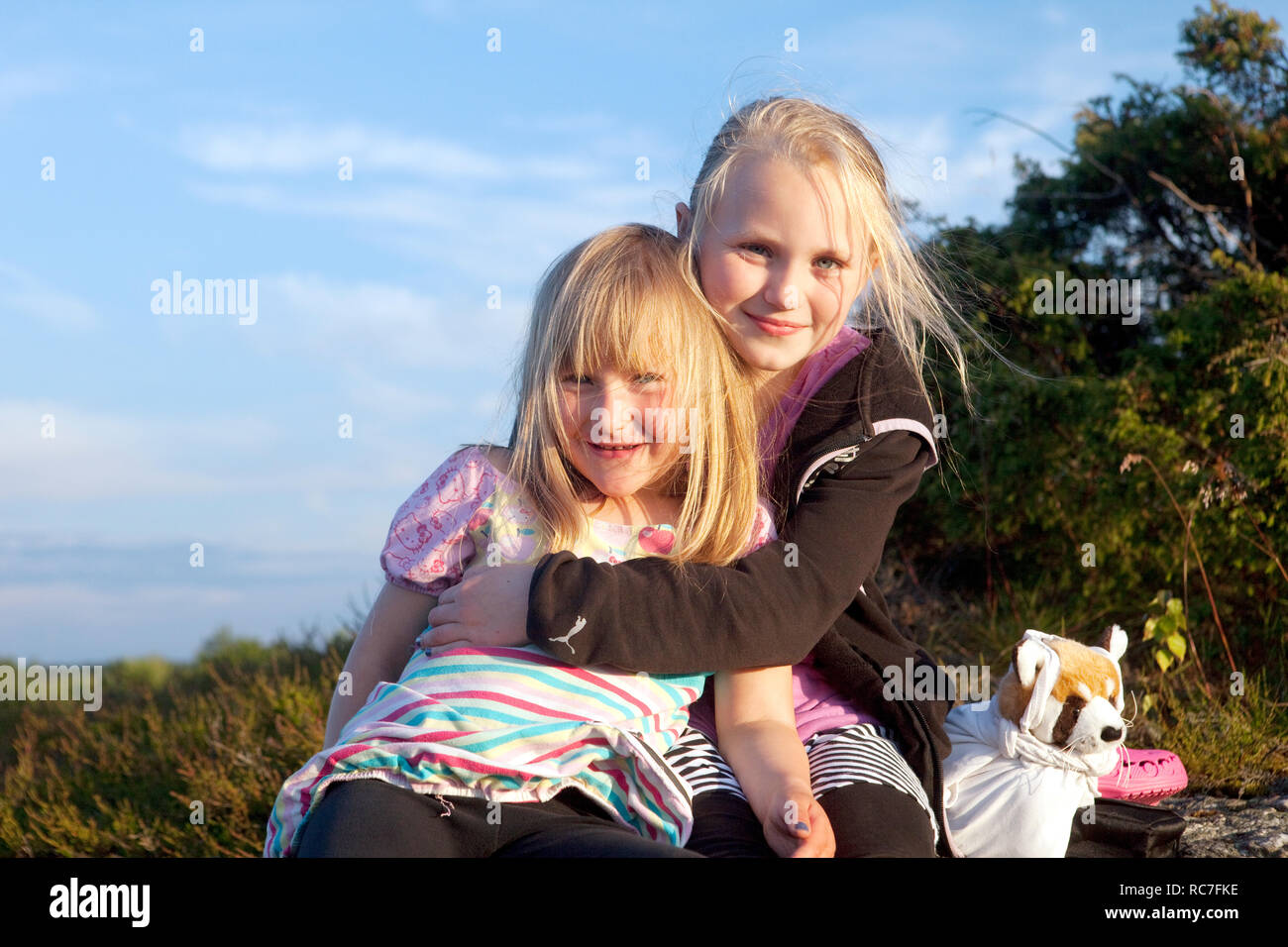 Ritratto di due ragazze bionda abbracciando al mare Foto Stock