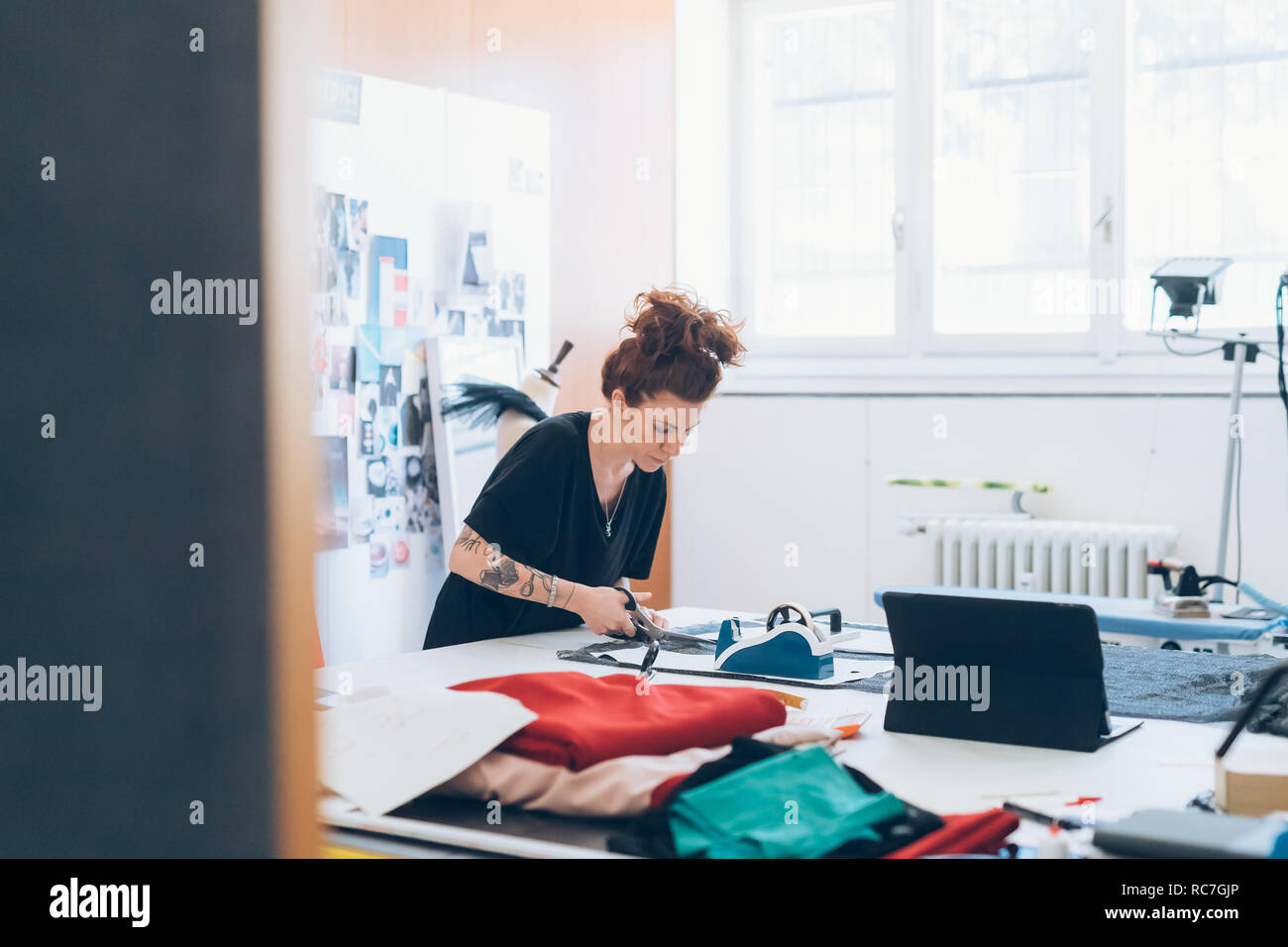 Designer di moda il taglio di tessuto dalla sarta pattern Foto Stock
