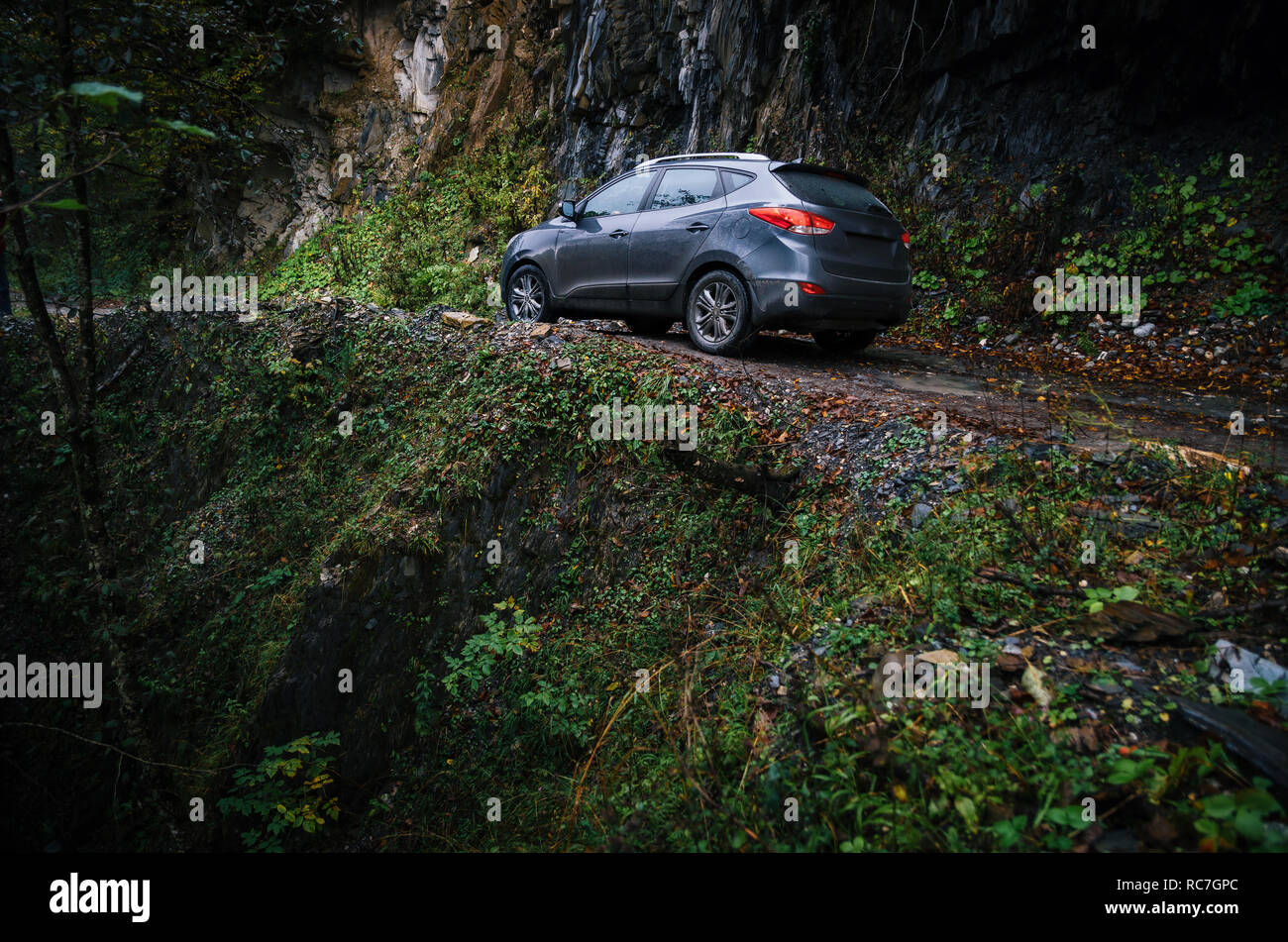 Off-road viaggio in auto sulla stretta stradina di montagna in Racha-lechxumi, Caucaso, la Georgia. Foto Stock