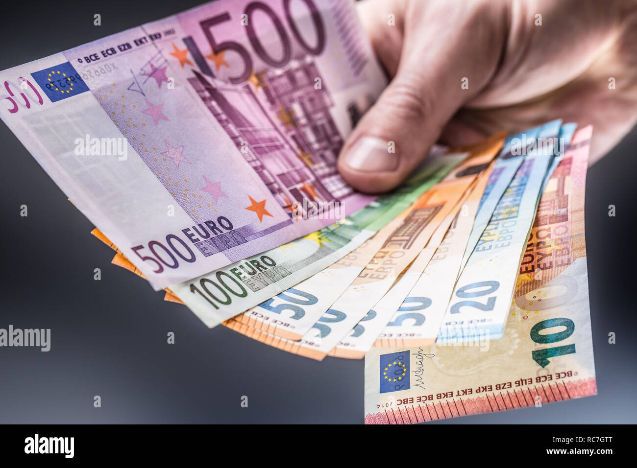 Azienda maschio banconote in euro nelle sue mani. Foto Stock