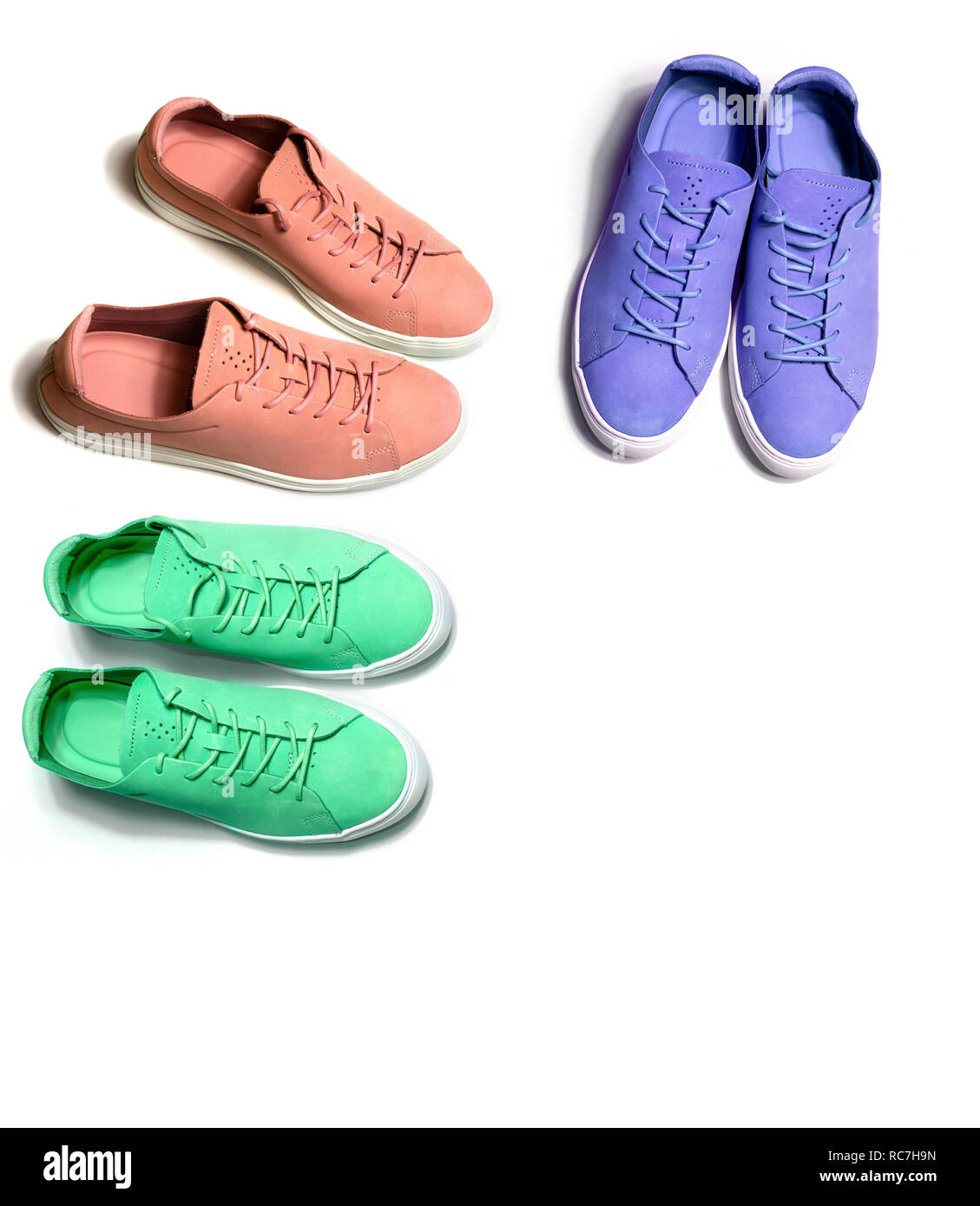3 coppie di pastello colorato nuovo sneakers isolato su sfondo bianco Foto Stock