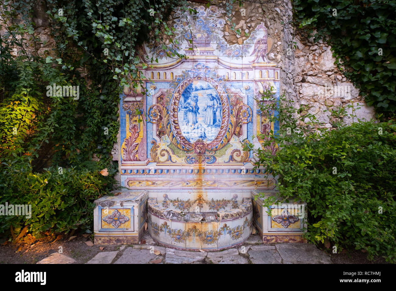 Fontana con azulejos piastrelle dipinte a Jardim de Oeiras giardino comunale, Oeiras, Portogallo, Europa Foto Stock