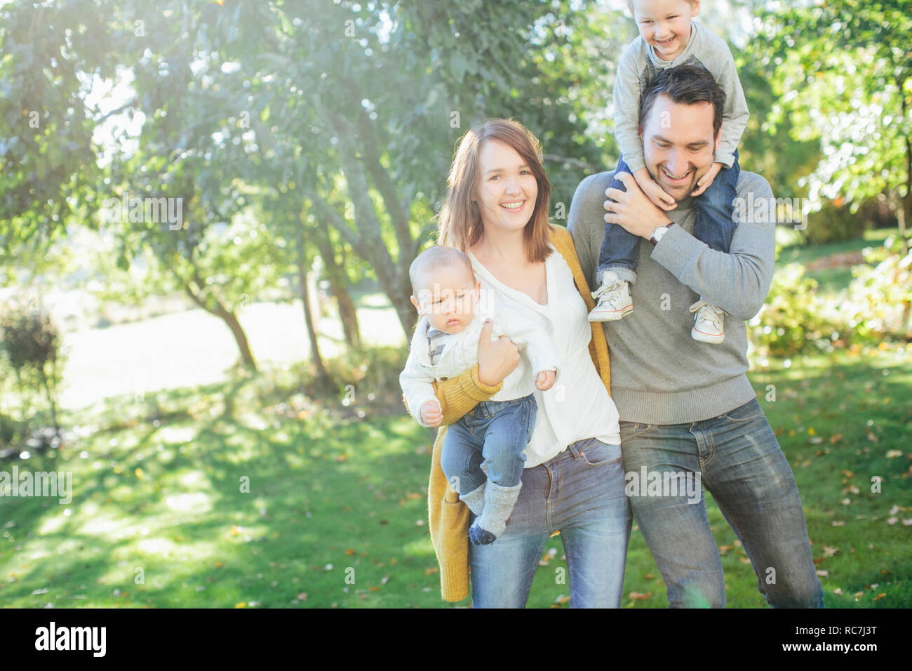 Famiglia con due bambini in posizione di parcheggio Foto Stock
