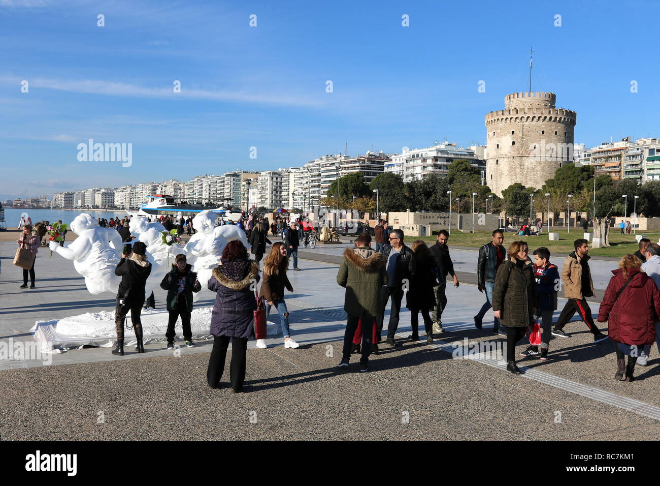 La gente a piedi intorno statue dell'artista cinese Xu Xongfei esposti in Salonicco, Grecia, tra il 17 dicembre e il 24 dicembre 2018. Foto Stock