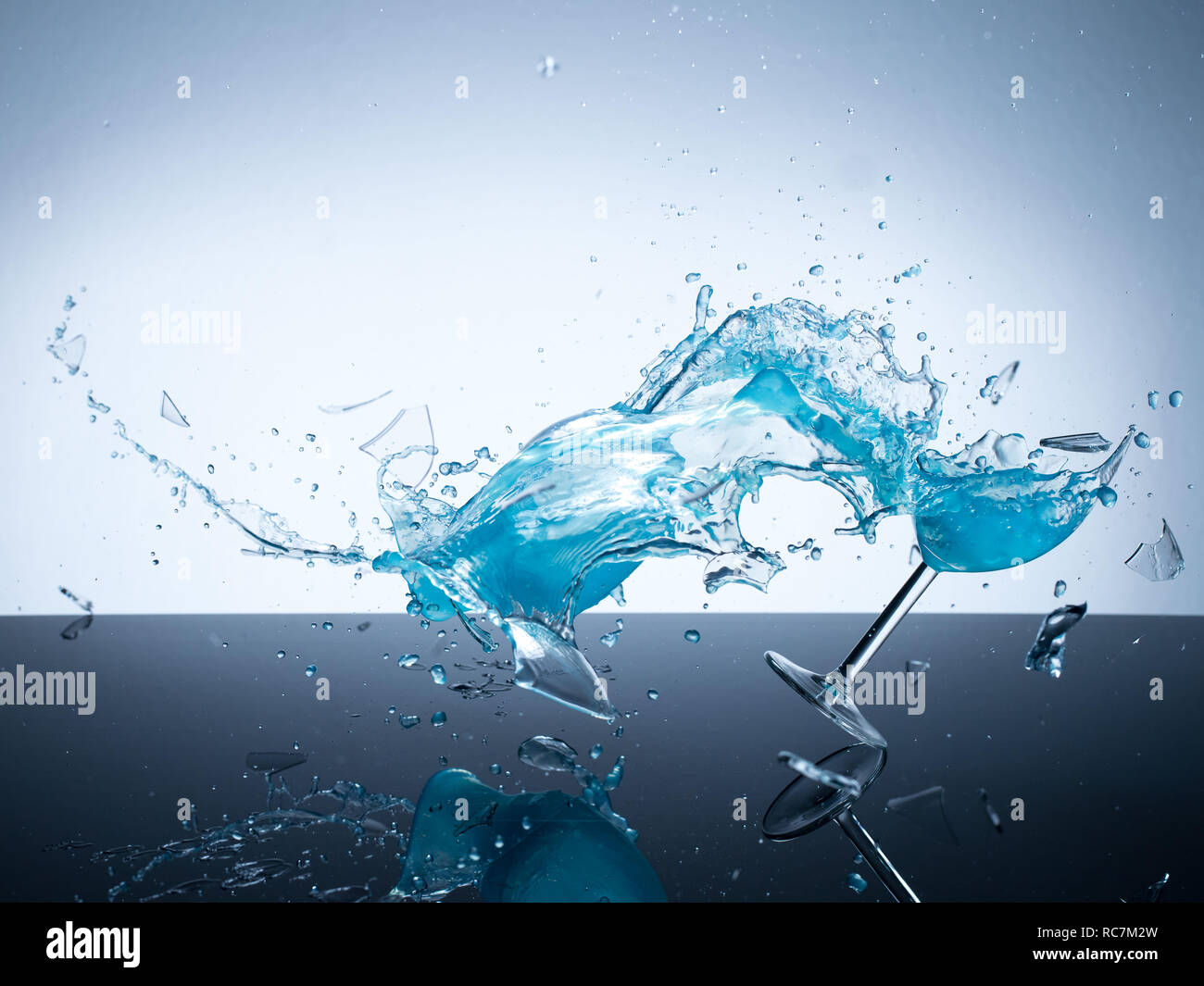 Due bicchieri di vino in frantumi su una superficie riflettente, spruzzi di liquido Foto Stock