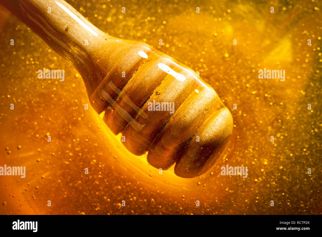 Il miele con il colore oro scorre verso il basso da un cucchiaio. Cibo sano  concetto. Mangiare sano. La dieta. Messa a fuoco selettiva Foto stock -  Alamy