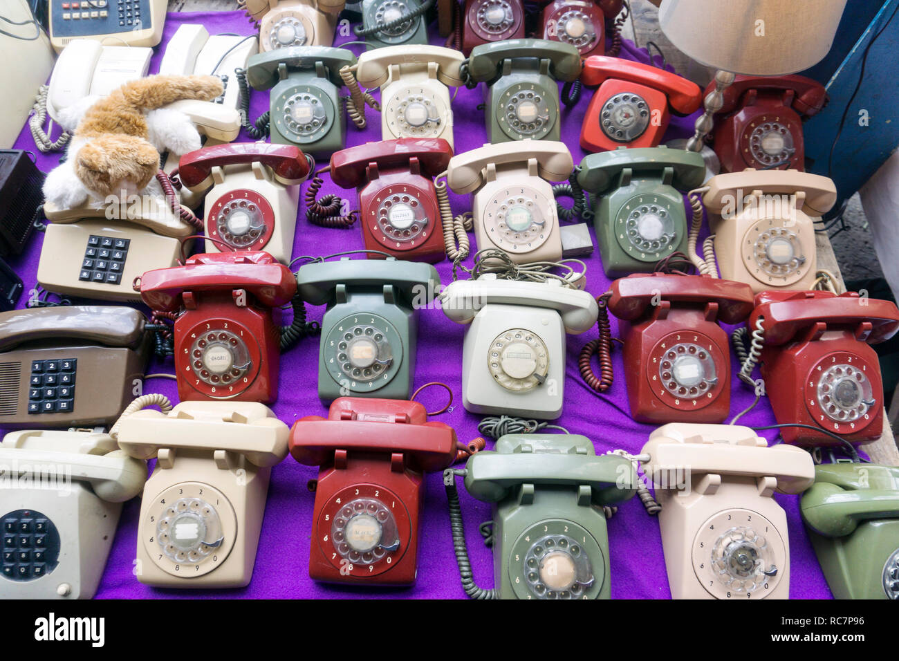 Telefoni Vintage per la vendita nel mercato delle pulci Foto stock - Alamy