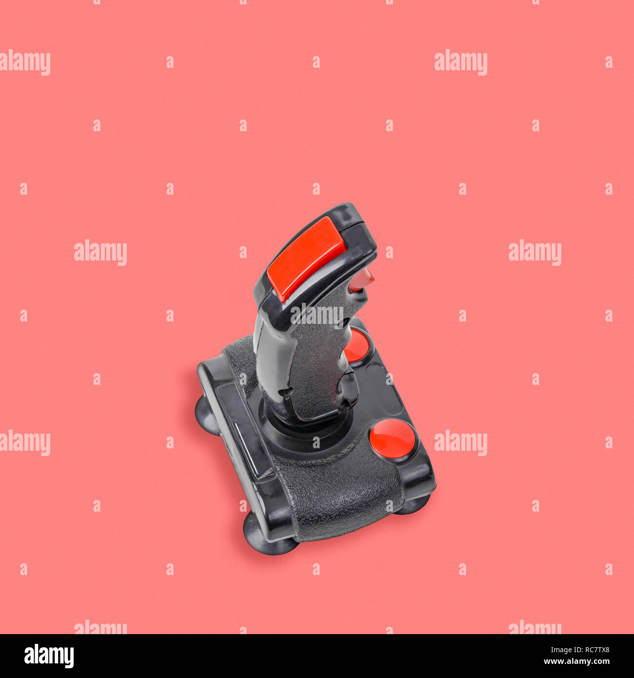 Retro del computer controller di gioco isolato su sfondo rosa. Il colore dell'anno 2019 - coralli viventi Foto Stock