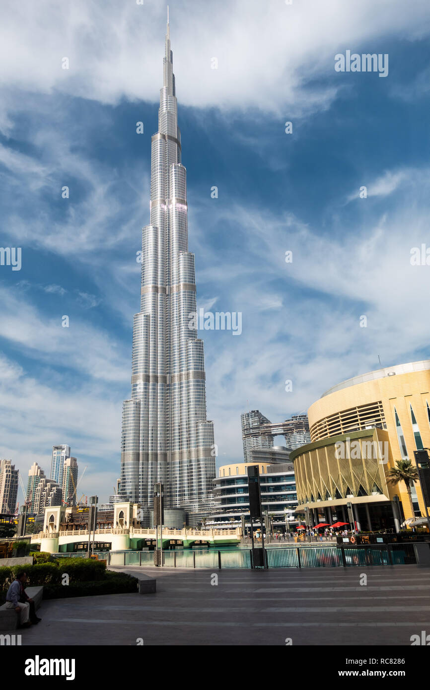 Il Burj Khalifa a Dubai con cielo chiaro accanto al centro commerciale di Dubai Foto Stock