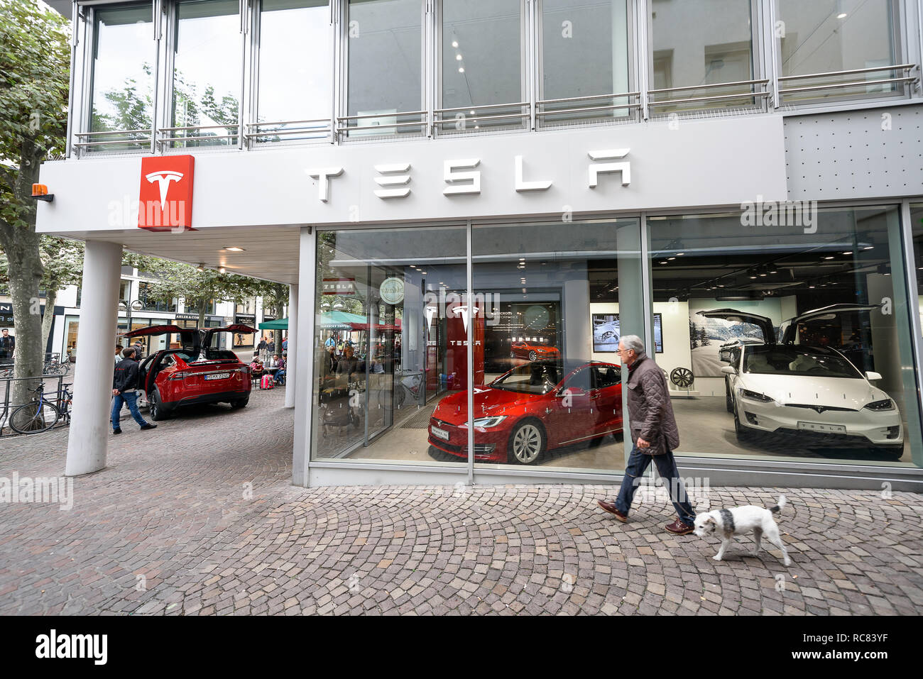 Francoforte, Germania - Ottobre 08, 2016: macchina Tesla shop nel centro di Francoforte. Tesla è un American public company progetta, produce e vende el Foto Stock