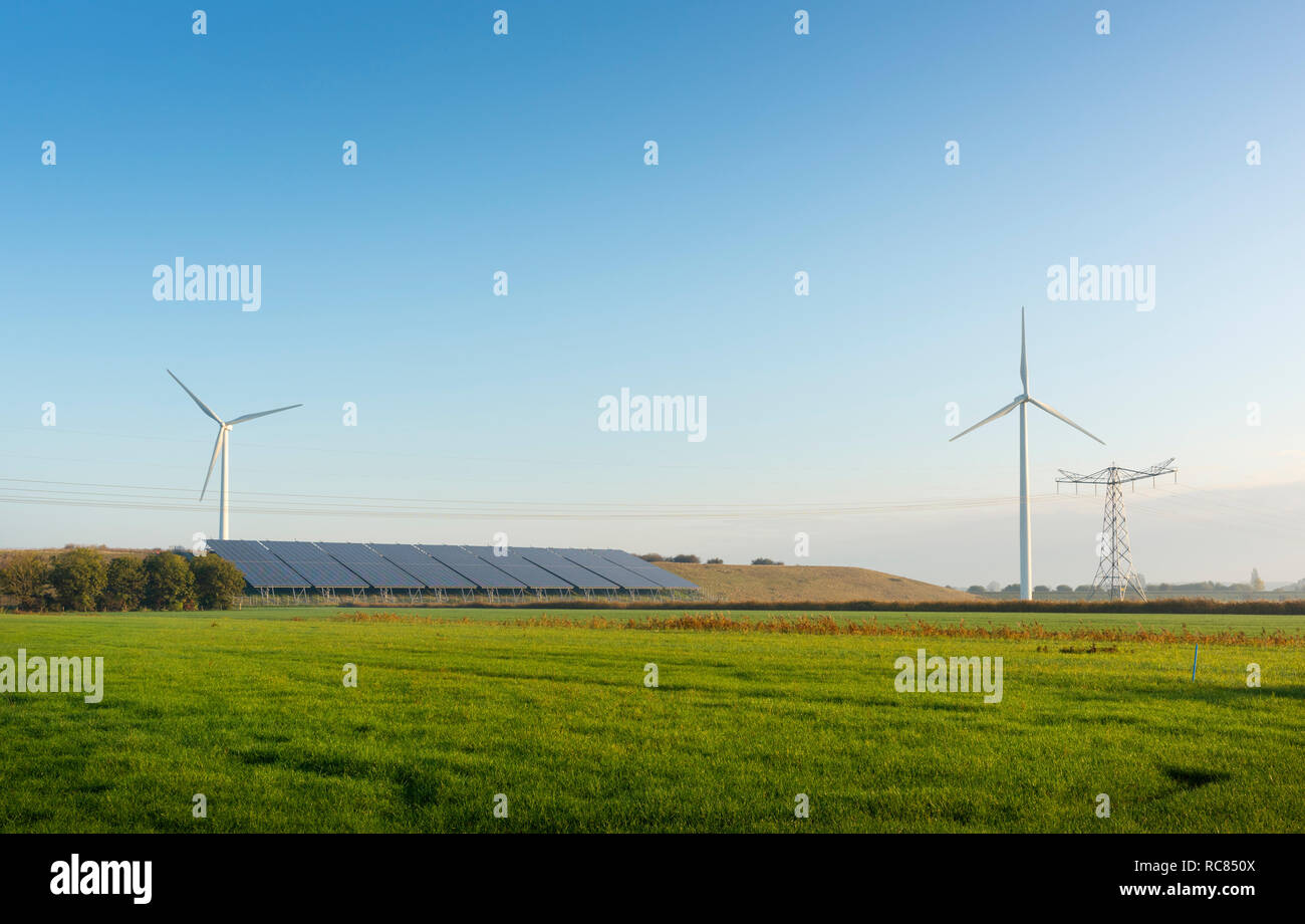 Paesaggio di campo con turbine eoliche e solari fattoria situata in un ex discarica di rifiuti in autunno, Paesi Bassi Foto Stock