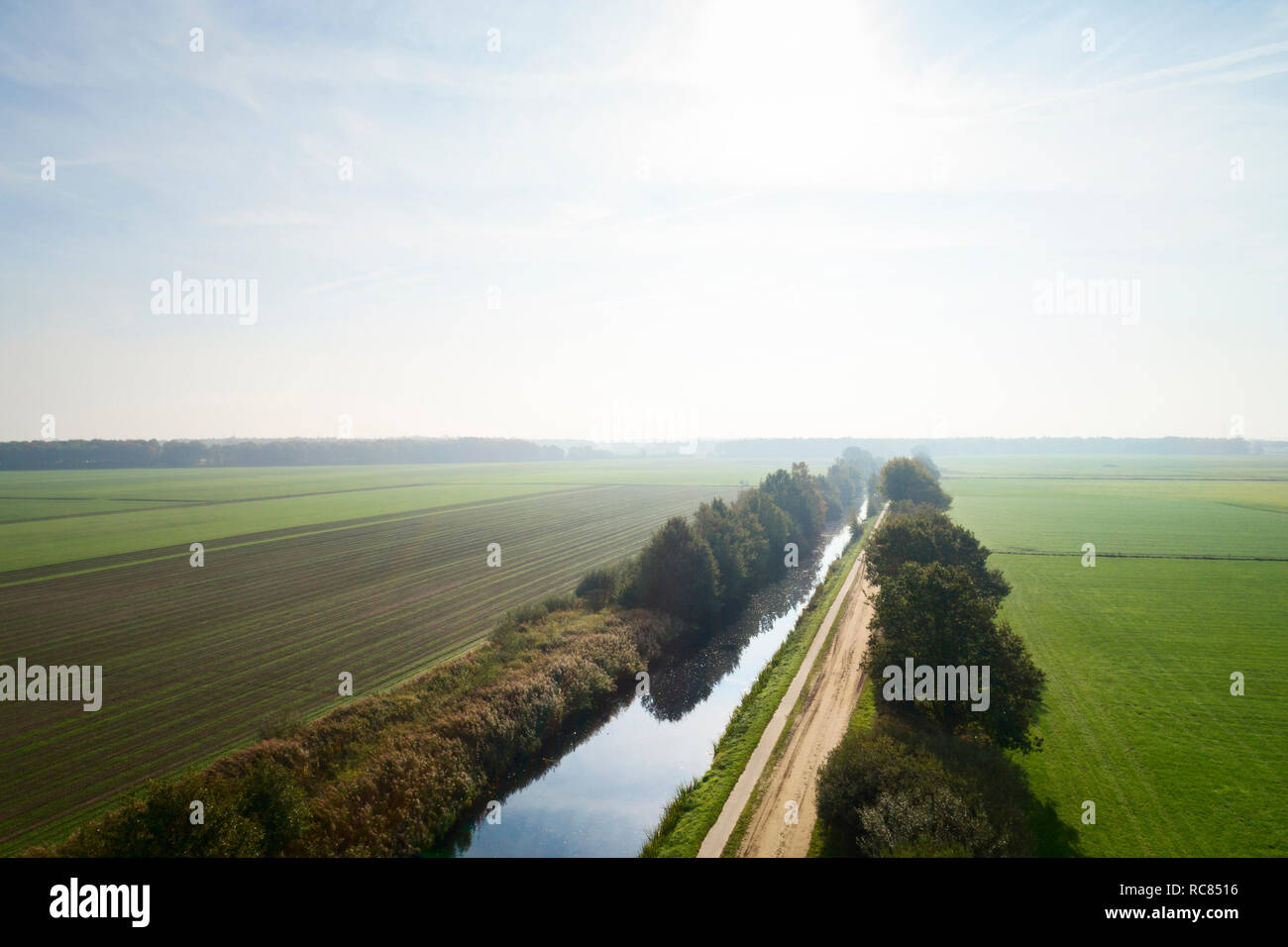 Il taglio del canale attraverso il campo paesaggio, vista in elevazione, Paesi Bassi Foto Stock