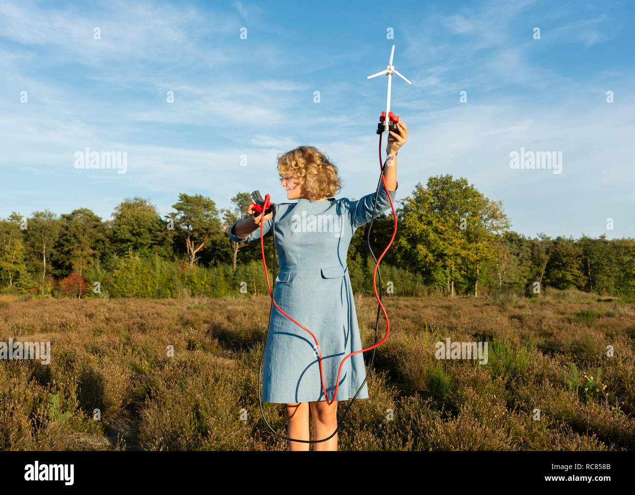 Ragazza adolescente alimentazione luce LED in miniatura con turbina a vento, Paesi Bassi Foto Stock