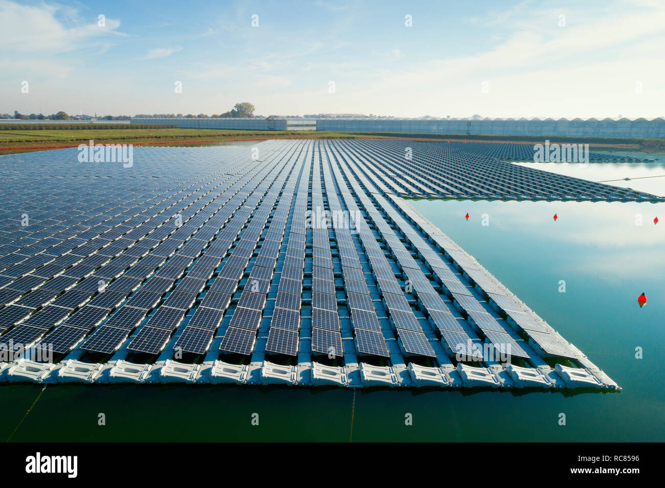 Floating solar panel immagini e fotografie stock ad alta risoluzione - Alamy